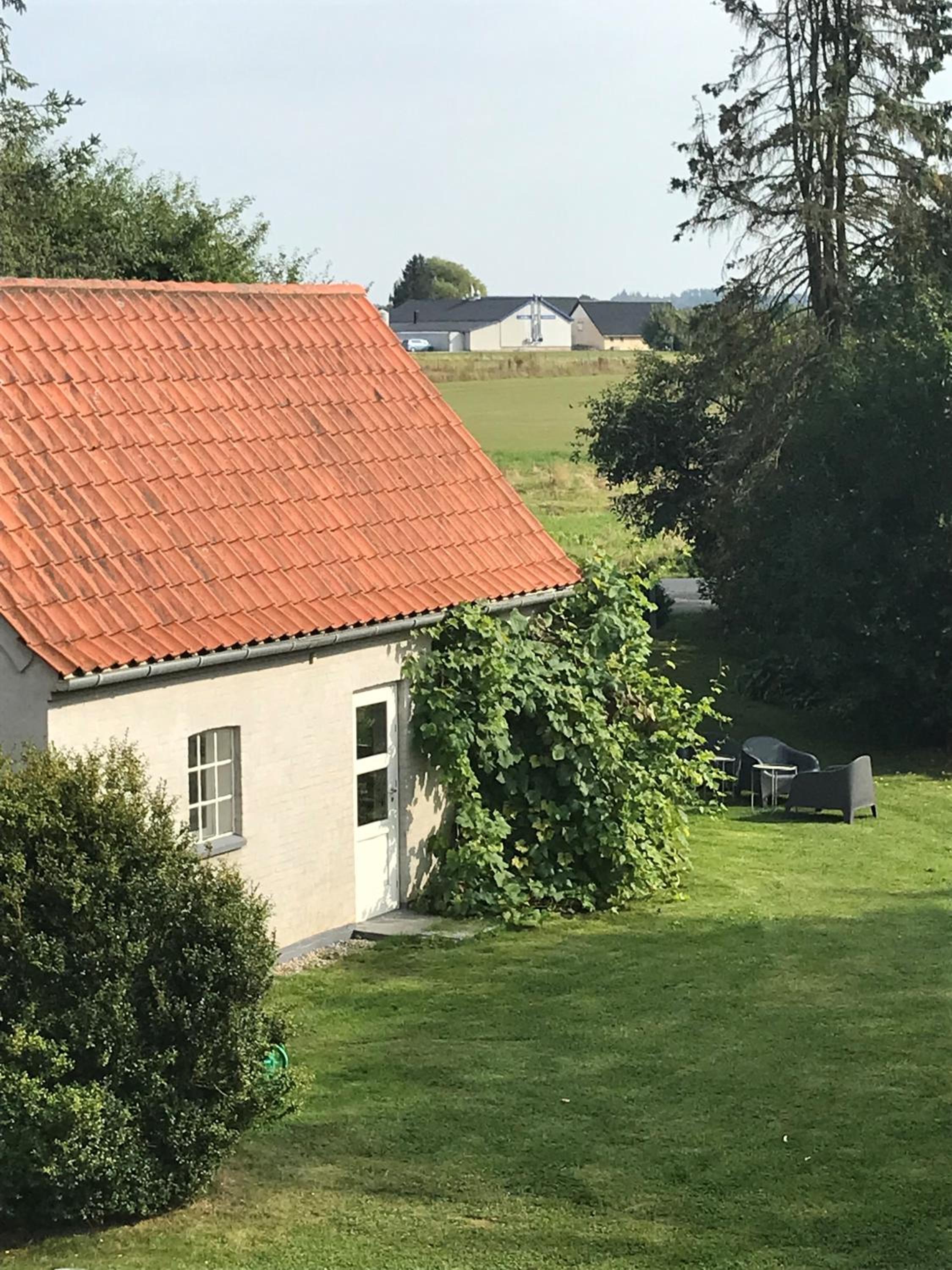 Landlig idyl - direkte til golfbane view 2