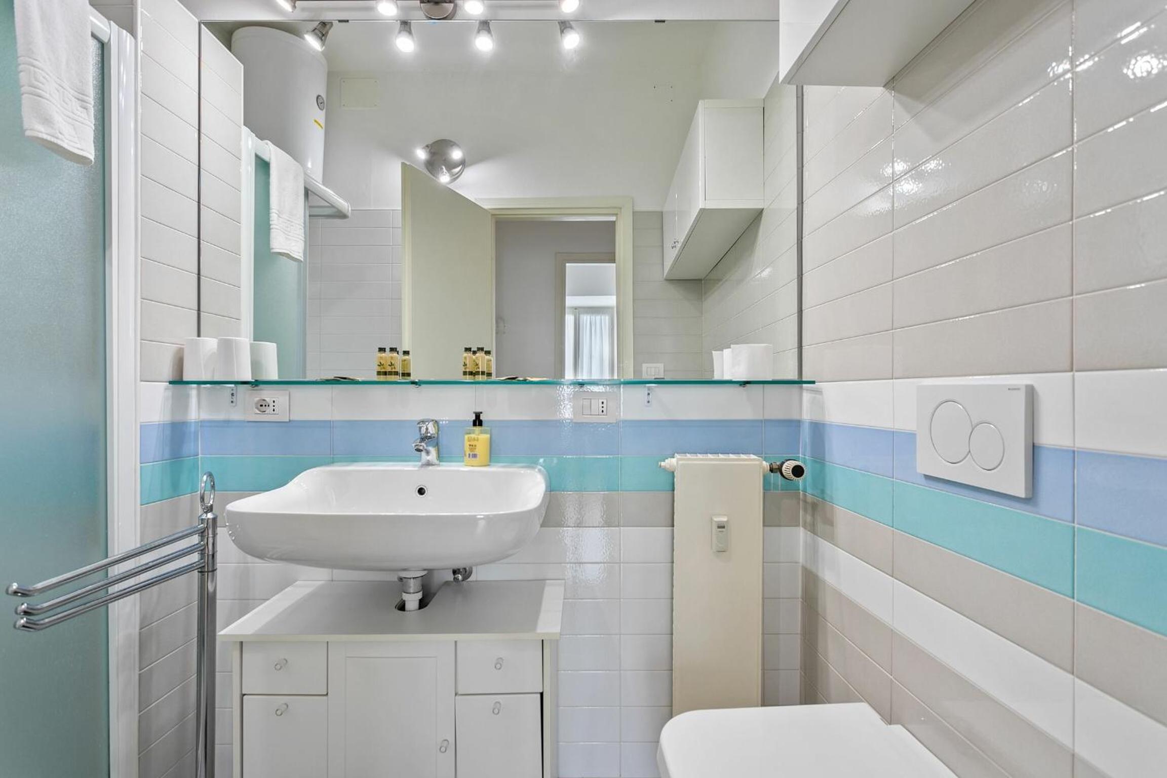 Piazzetta Lake View by Halldis en Dongo — bathroom