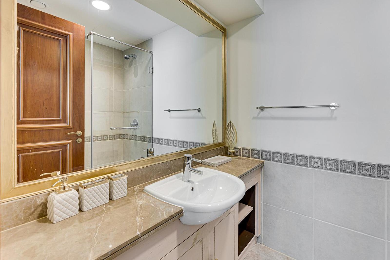 Fairmont Apartments The Palm, Free access to hotel beach and pools