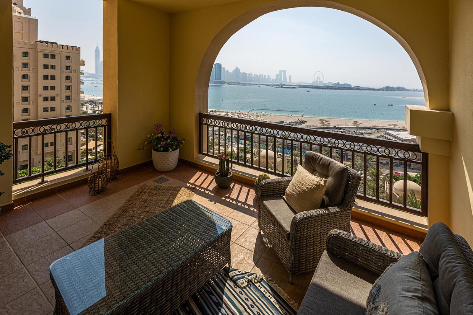 Fairmont Apartments The Palm, Free access to hotel beach and pools