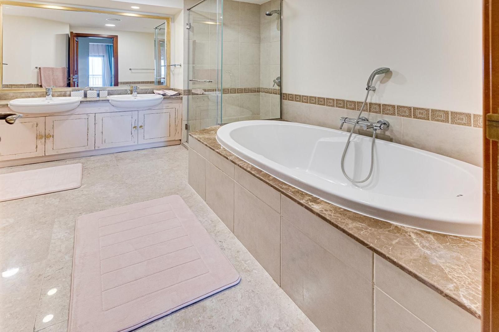 Fairmont Apartments The Palm, Free access to hotel beach and pools