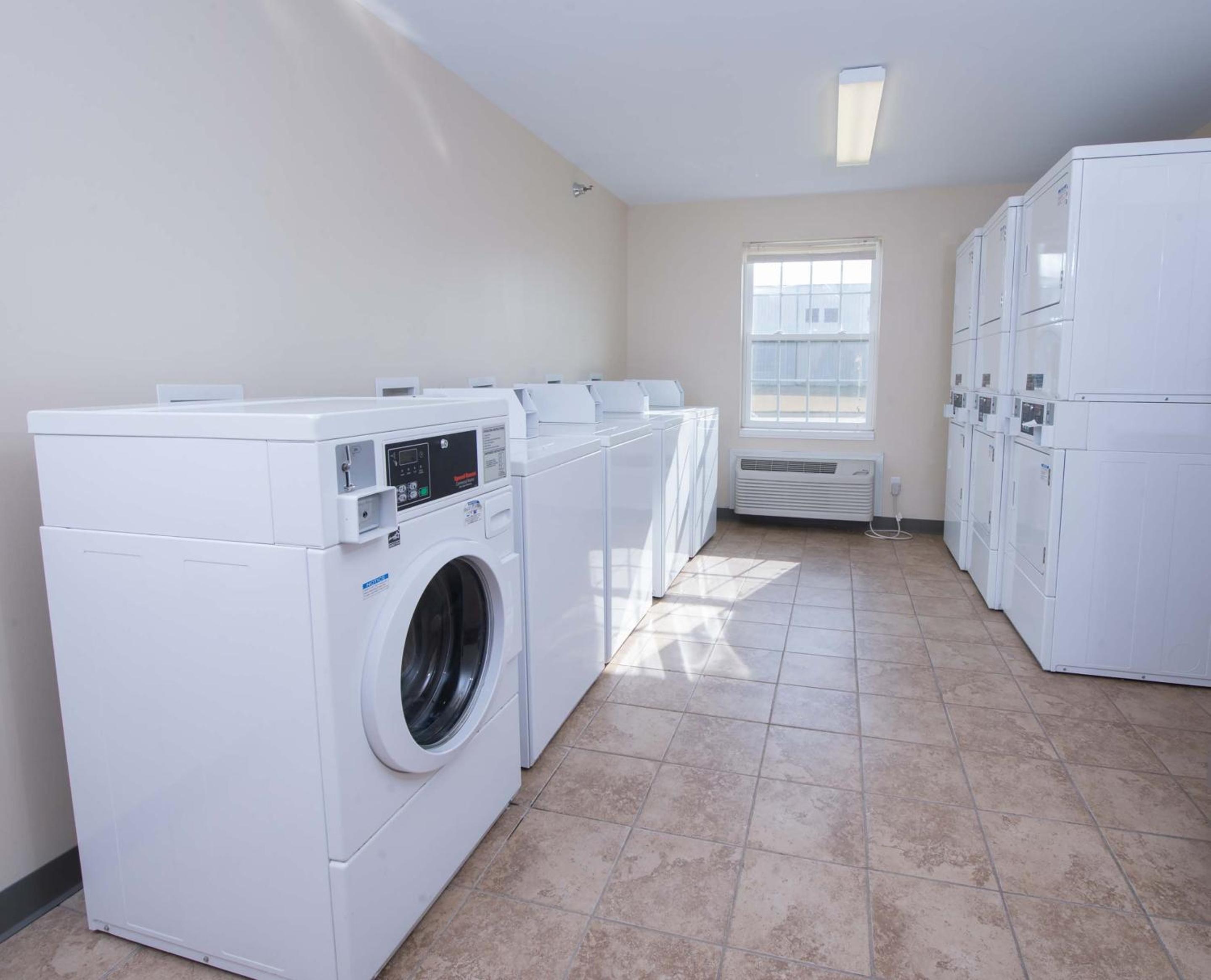 Dickinson Vacations - Red Roof Inn  Suites Dickinson - Property Image 31