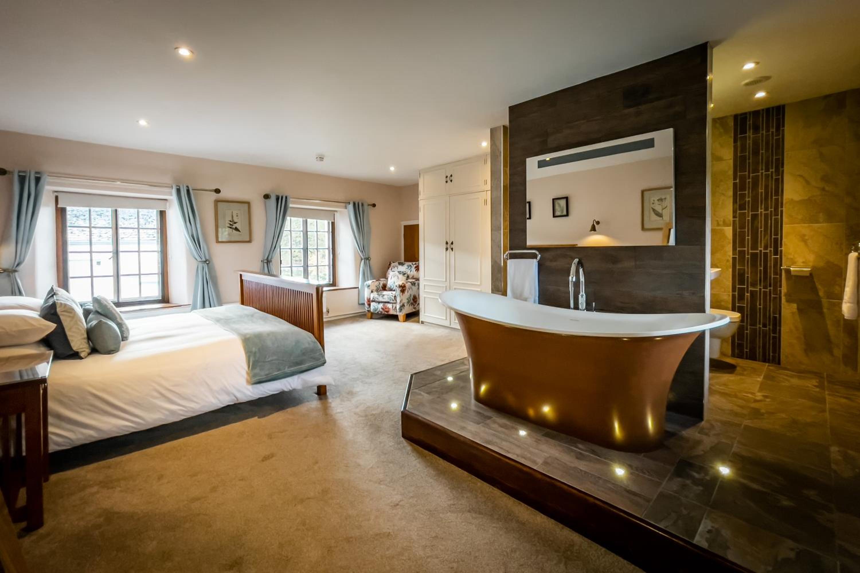 Luxury 1 bed Villa - great location - Peaceful-Hot Tub view 3