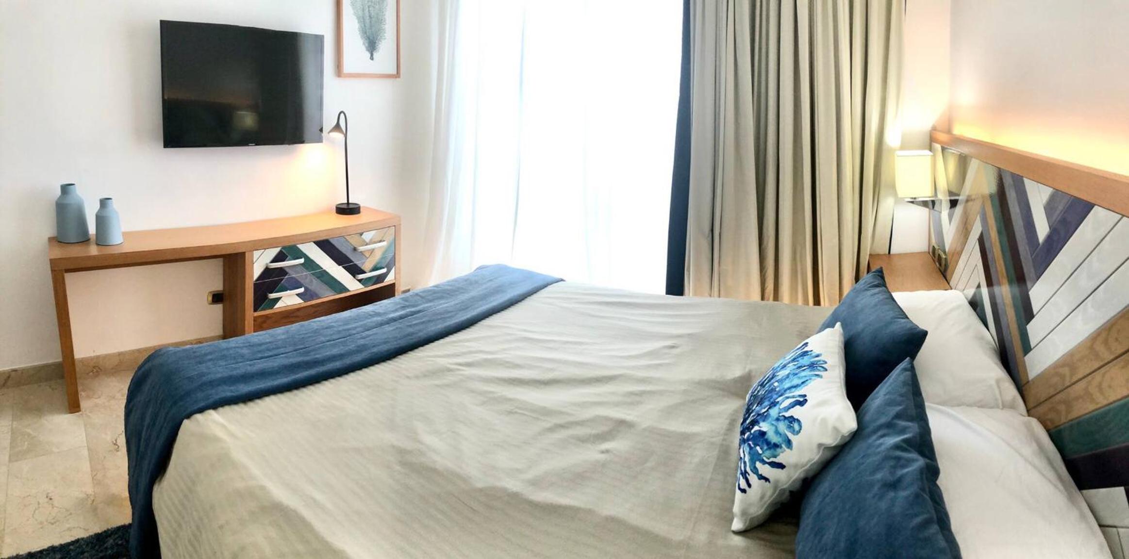 2 Bedroom swim-up Cana Rock view 4