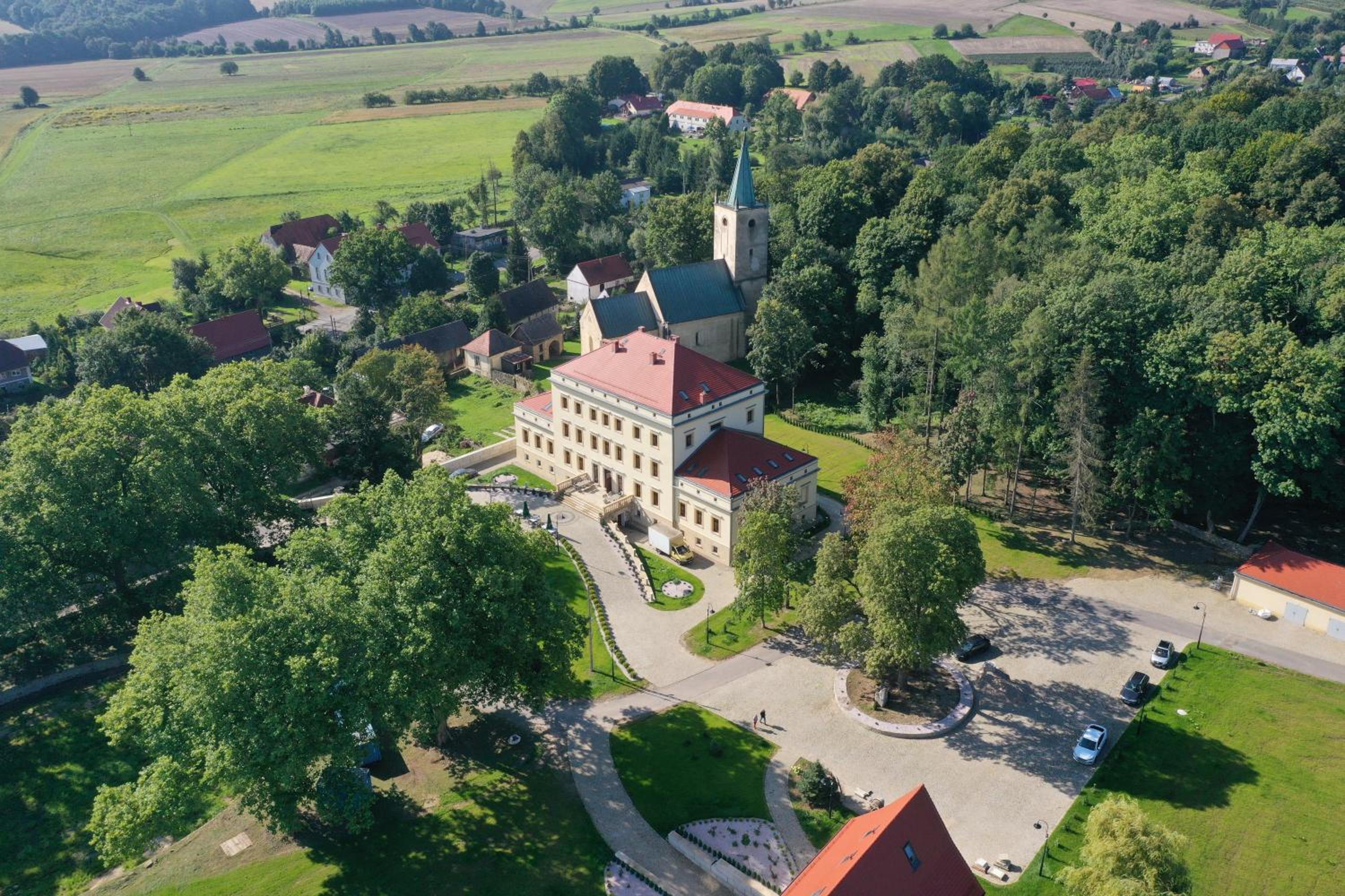 Pałac Lubiechowa-Jelenia Góra- Riesengebirge view 4