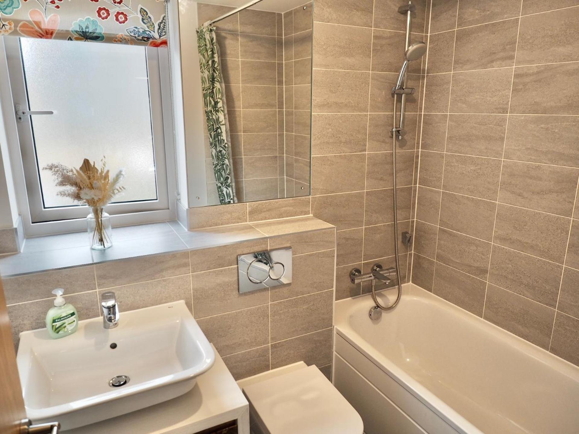 Modern & Stylish 3 Bedoom Home in Taunton view 5