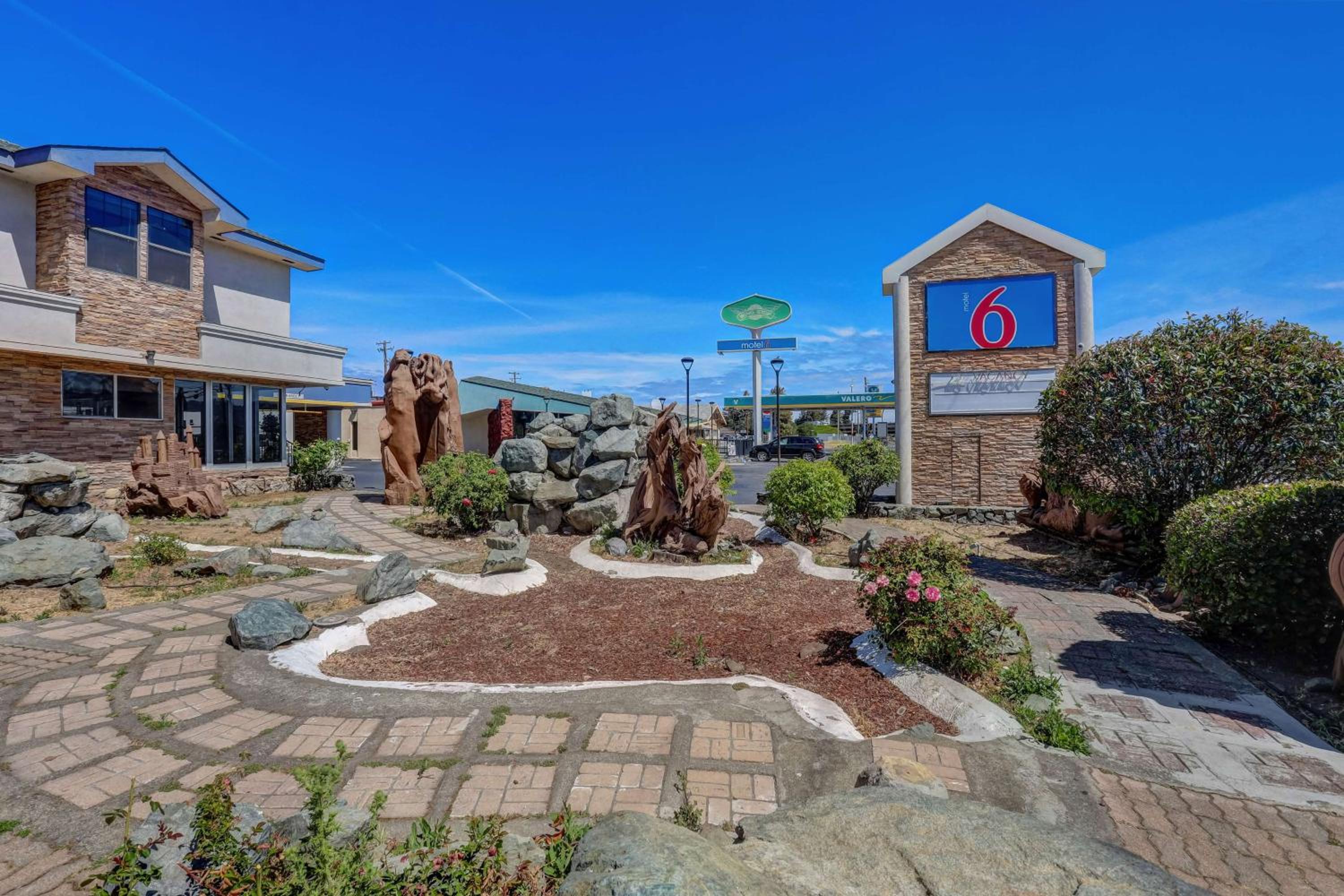 Motel 6-Ukiah, CA - North view 2