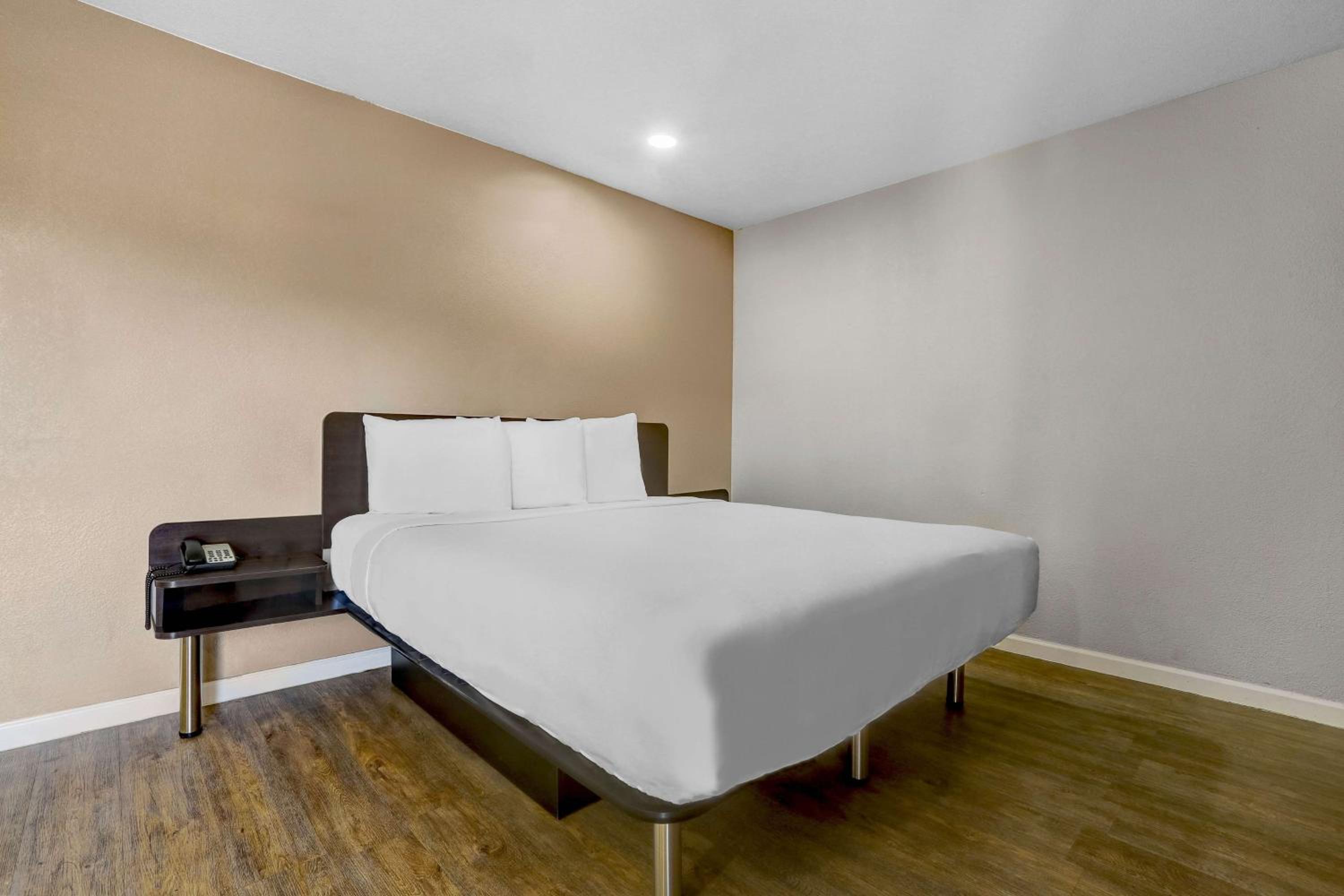 Motel 6-Ukiah, CA - North view 5