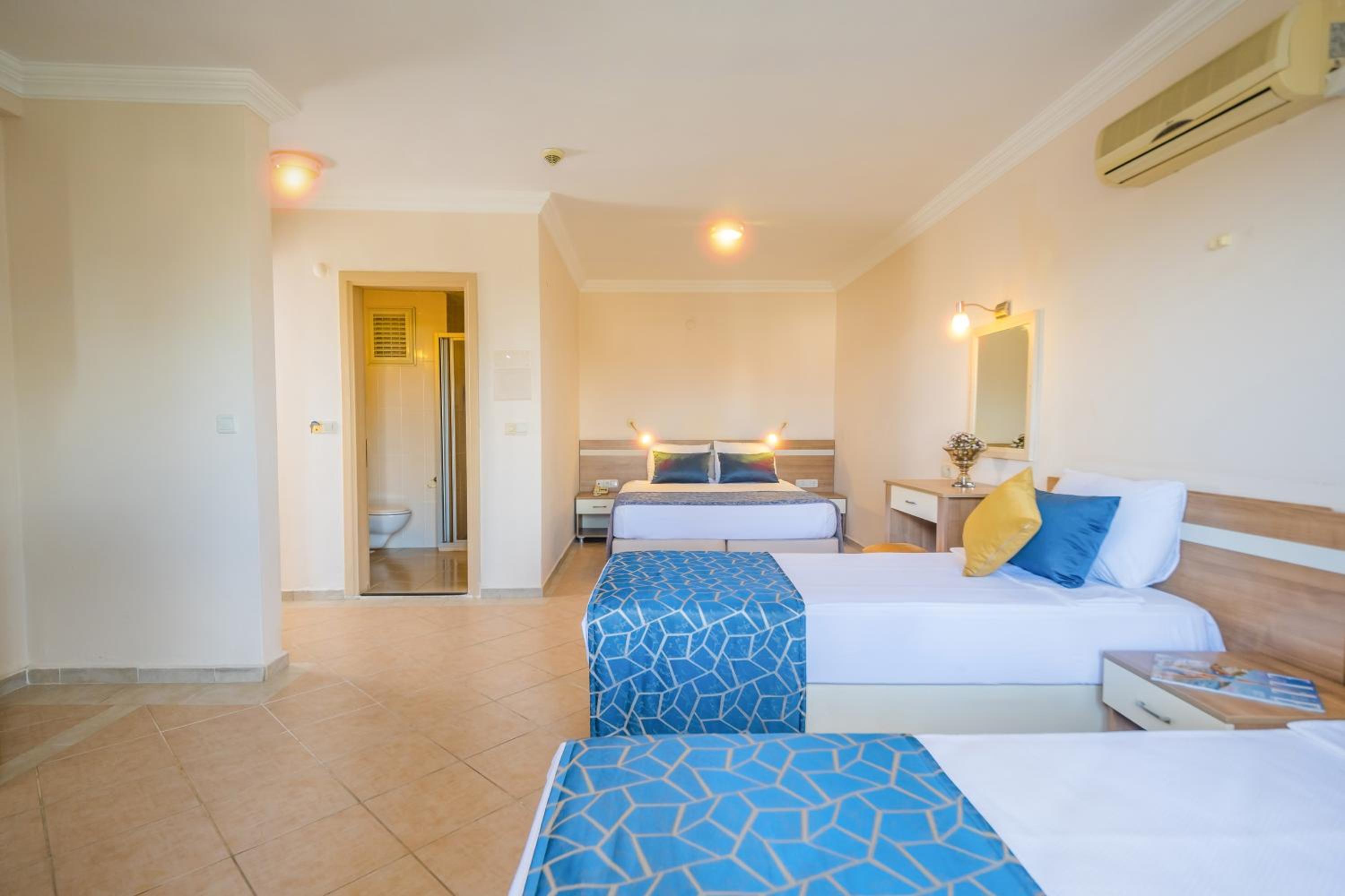 Catty Cats Garden Hotel - Image 38