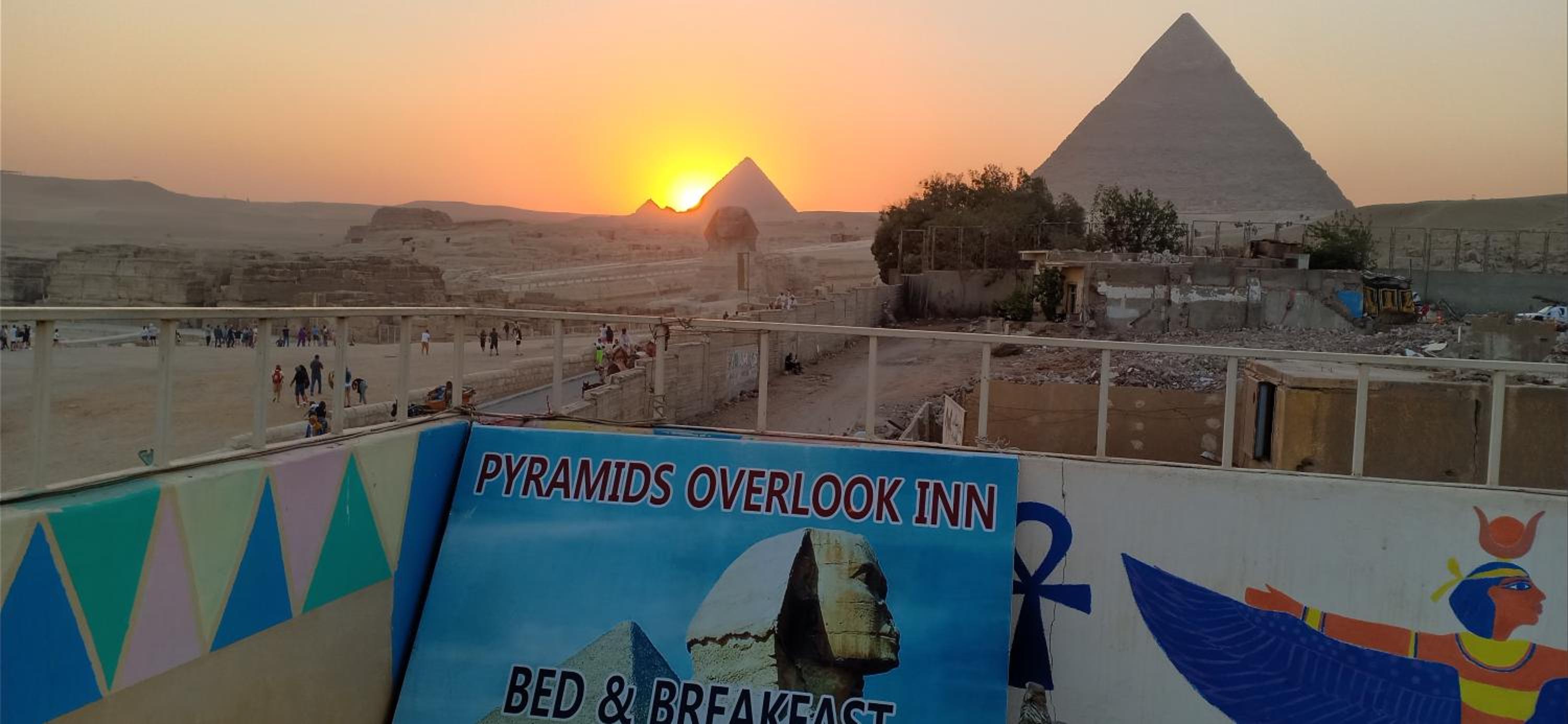 Pyramids Overlook Inn