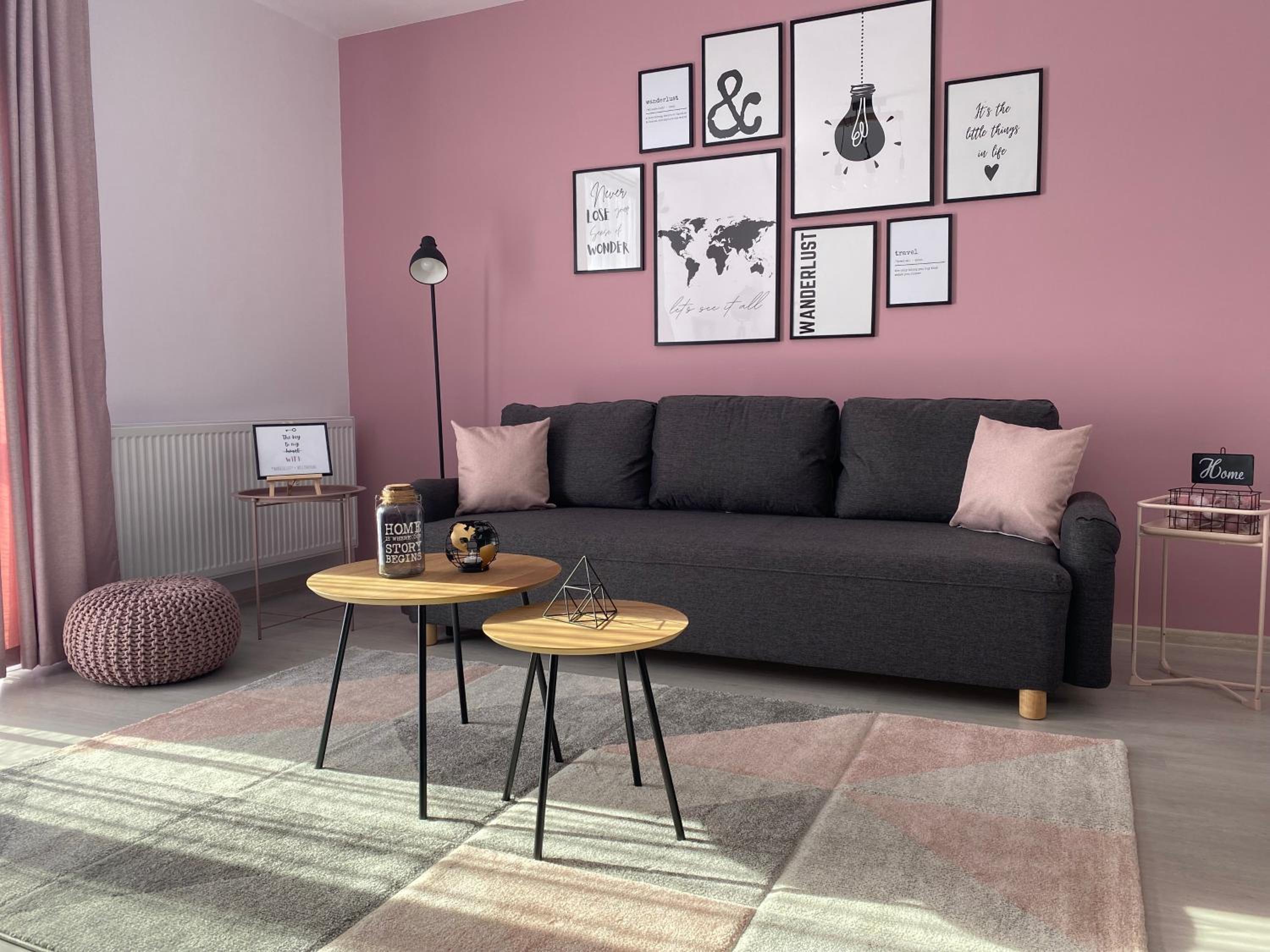 Wanderlust Home Pink, Rasnov Apt for 4, Wifi and Free Parking view 4