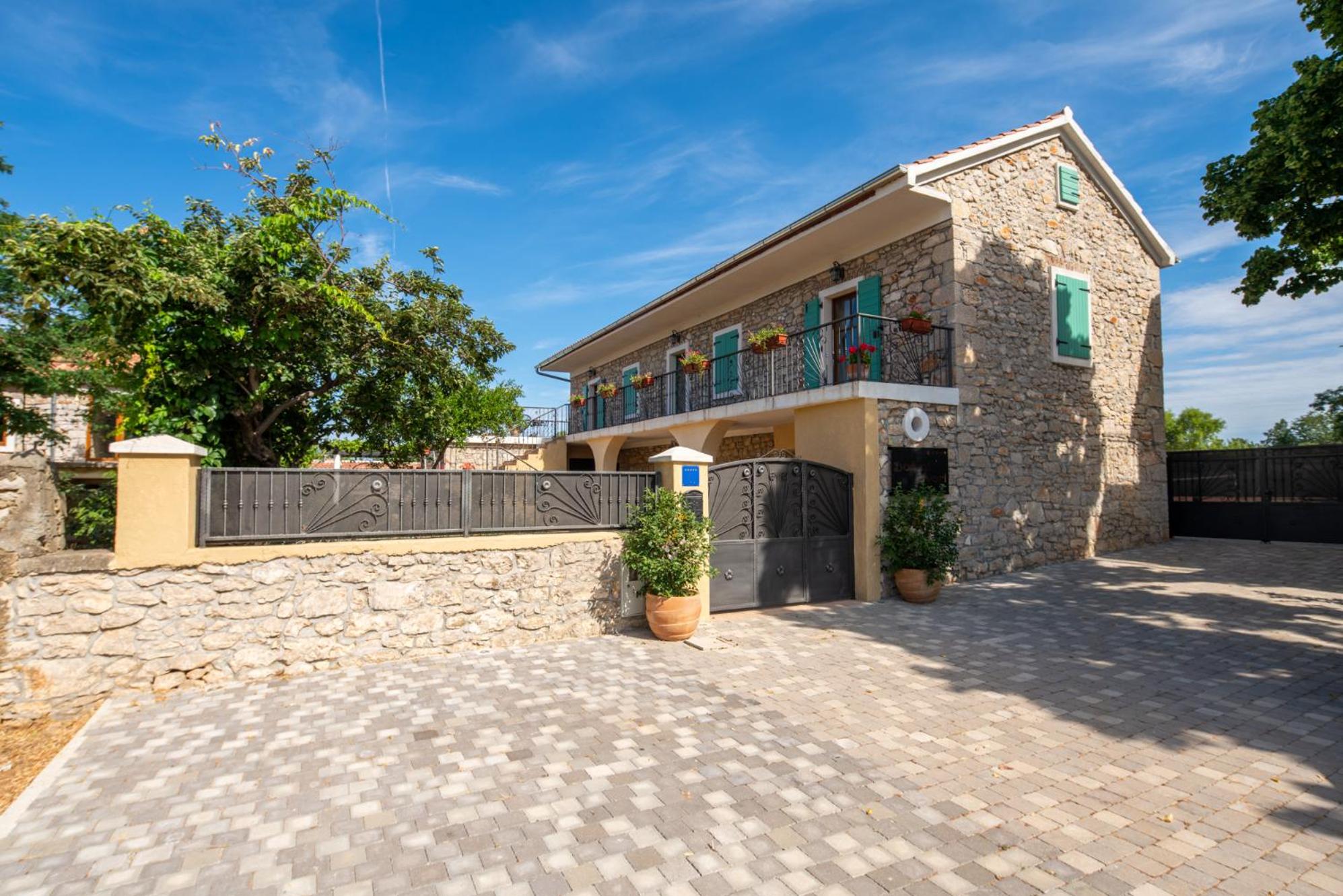 Hotel Villa Biograd nm Bozini dvori- pool, sauna and jacuzzi - Image 1