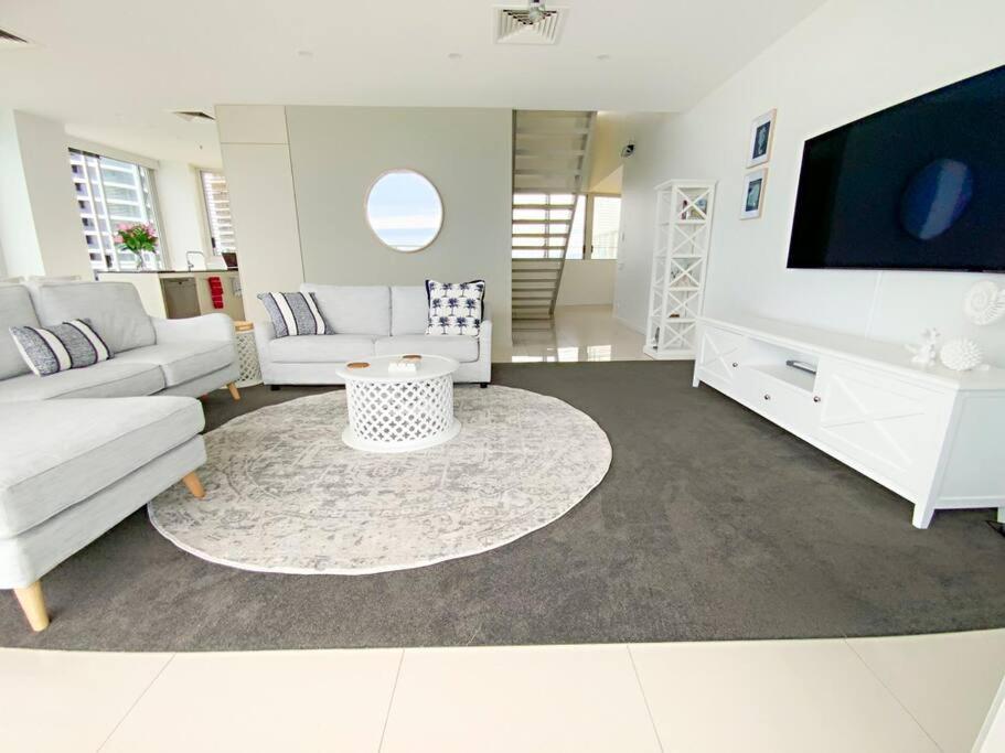 Air on Broadbeach Beachfront 2Level stunning apartment with 180 degree views view 5