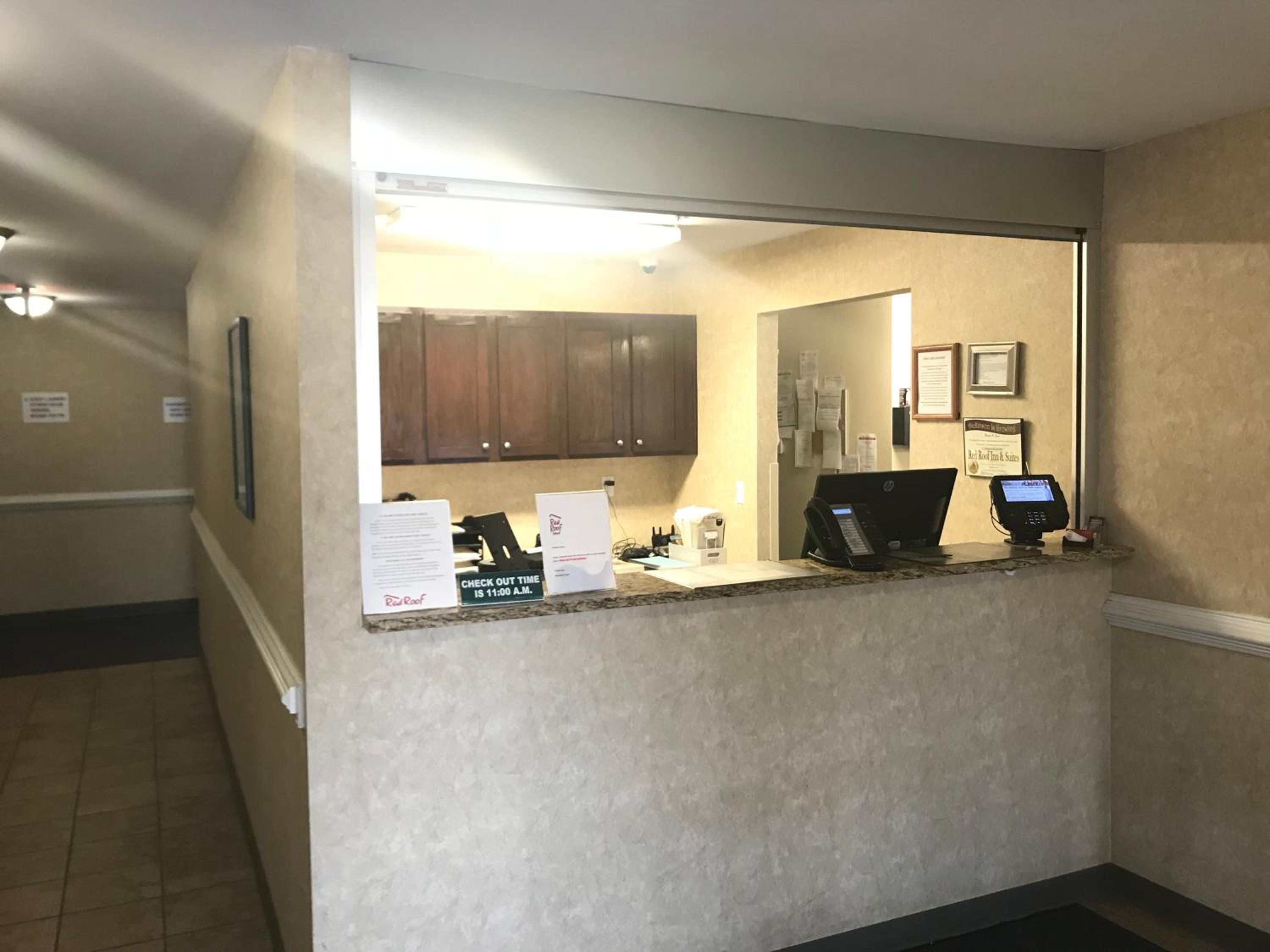 Dickinson Vacations - Red Roof Inn  Suites Dickinson - Property Image 5