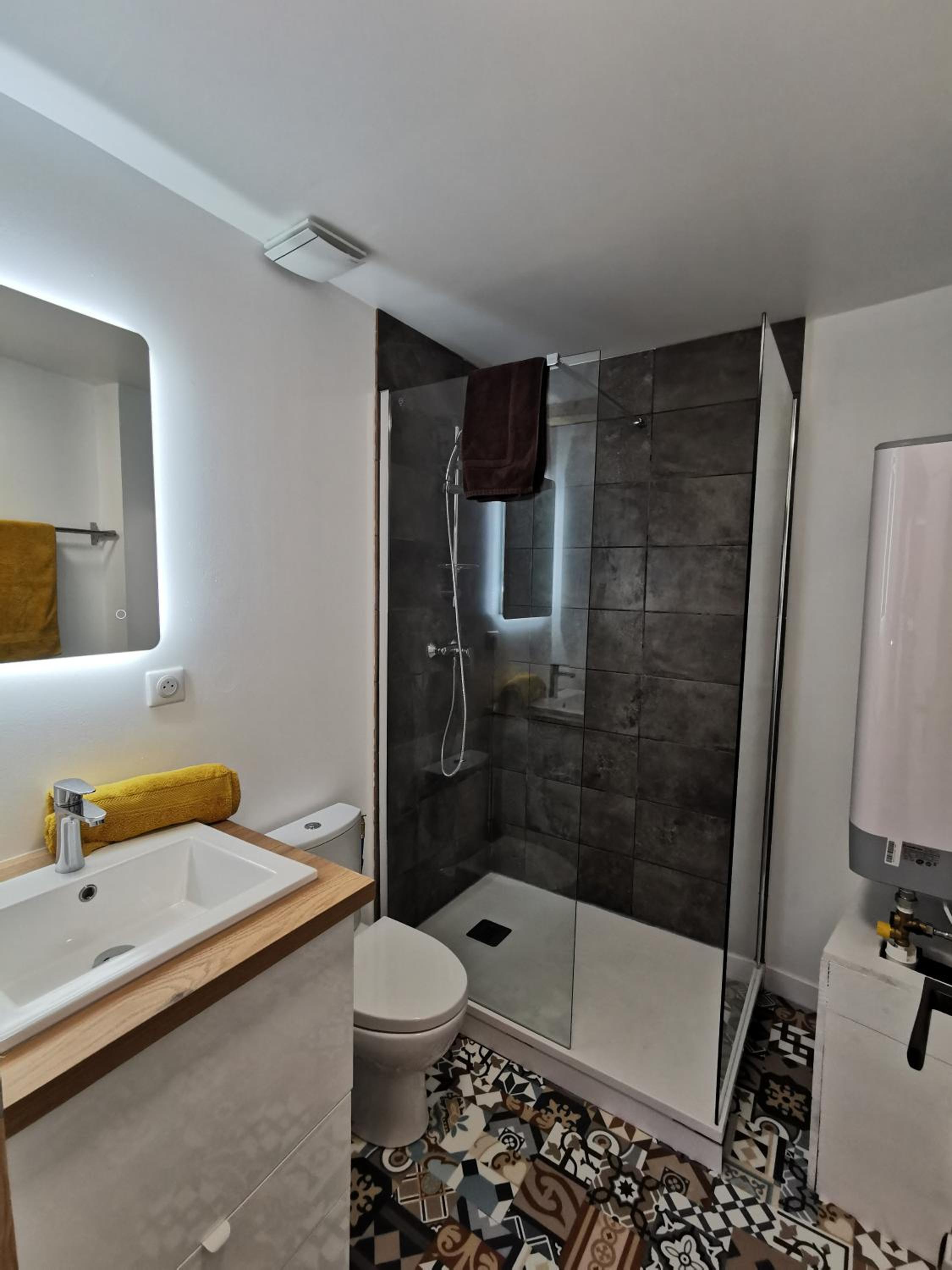 Les appartements du centre, 3 appartements avec CLIMATISATION, 4 appartements avec climatiseur mobile, refaits à neuf, 50m à pieds des commerces, restauran, photo 46