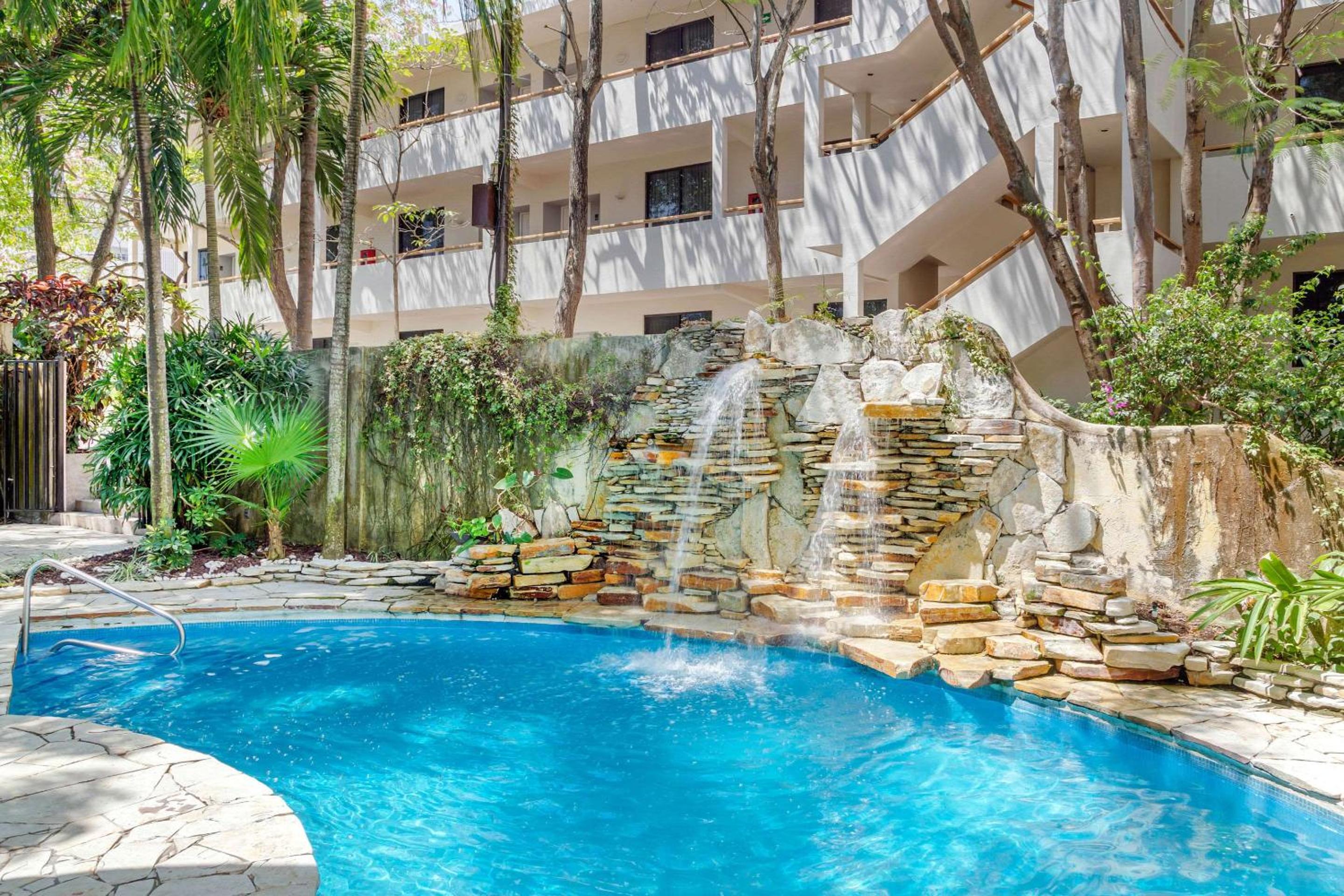 Tampico Vacations - Comfort Inn Tampico - Property Image 1