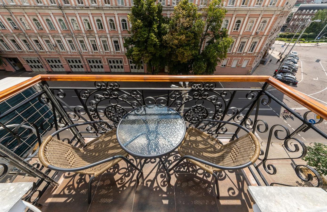 View on Sofievskaya Square en Kyiv — balance & terrace