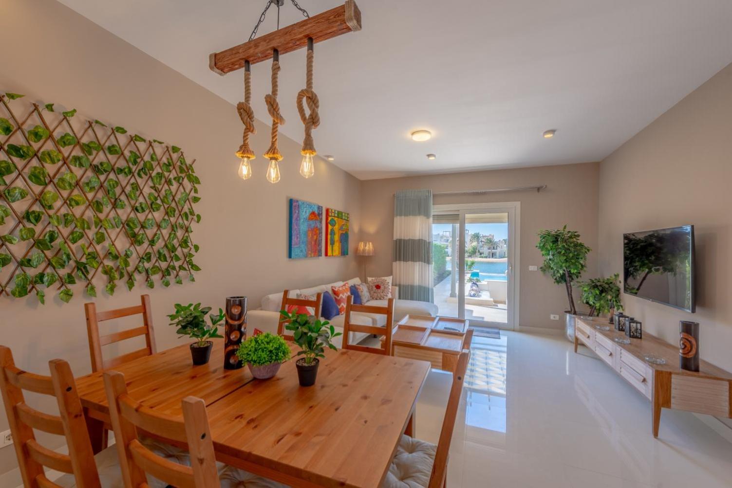 Joubal 3BR Villa Private Pool next to Marina view 5