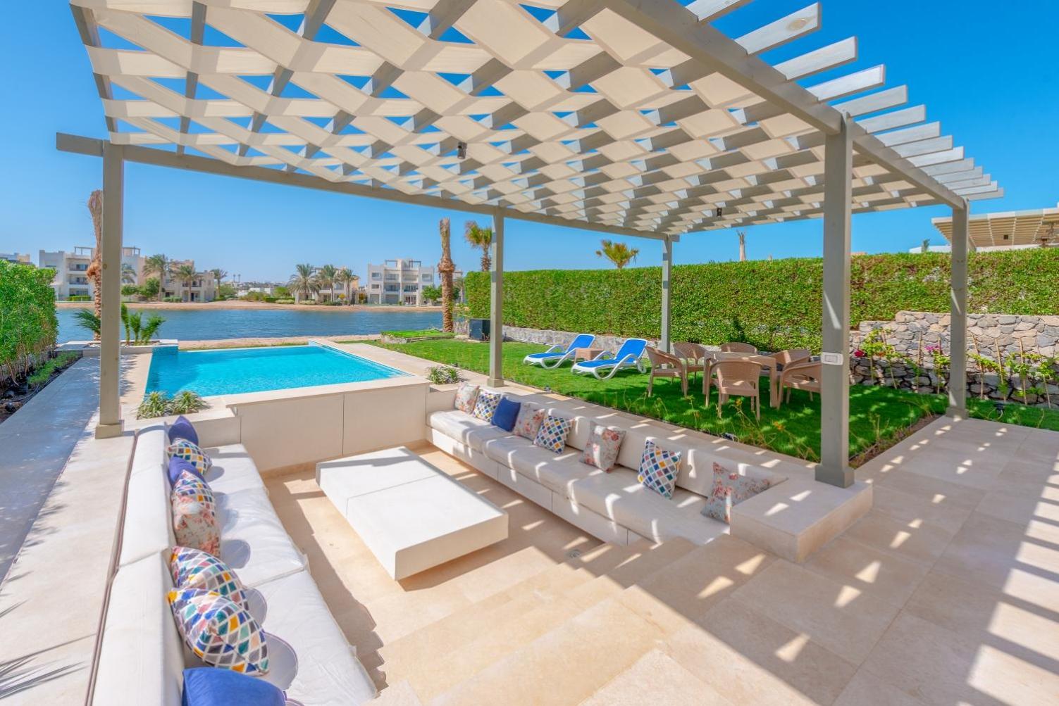 Joubal 3BR Villa Private Pool next to Marina view 2