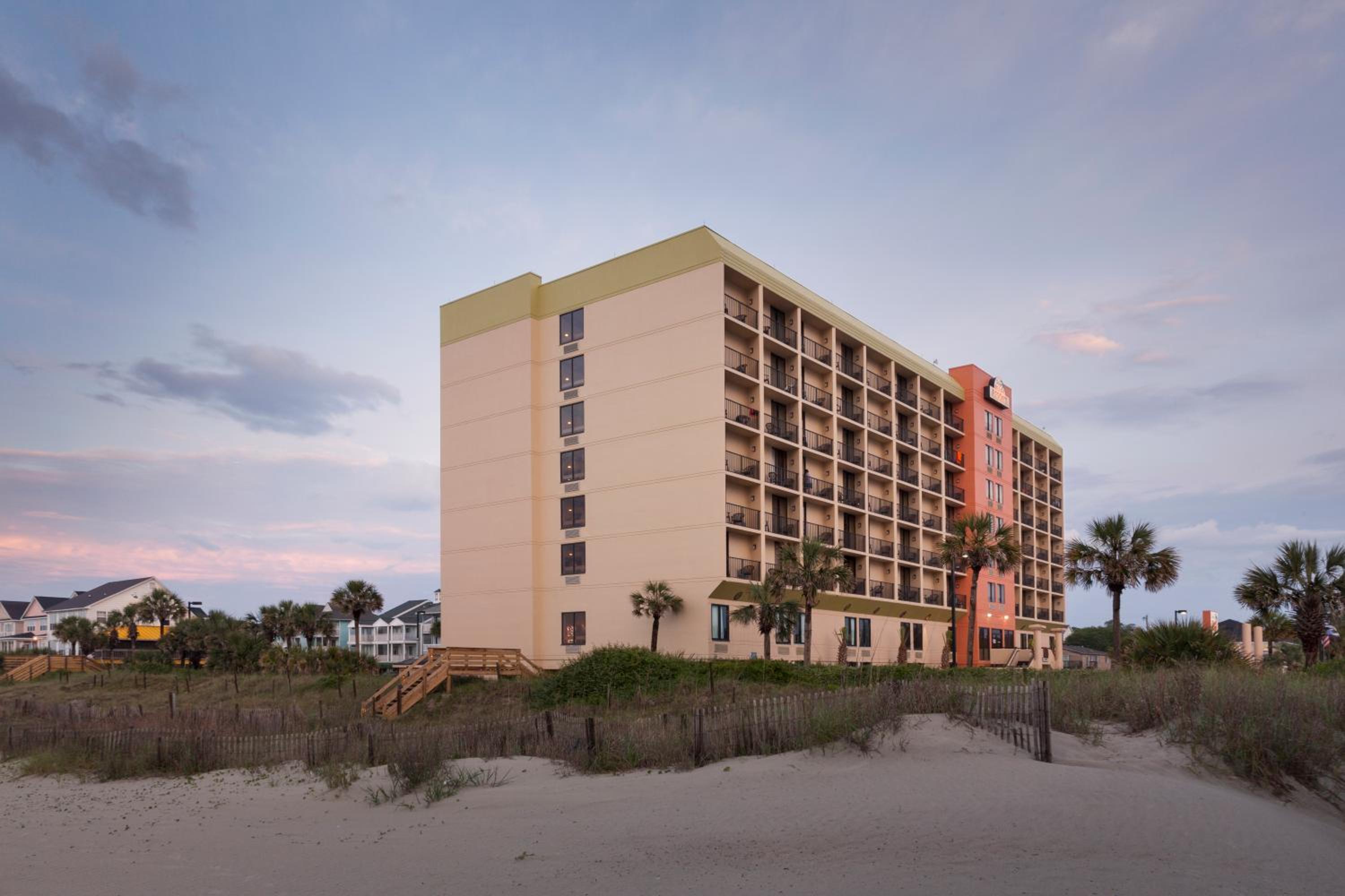 Hotel Surfside Beach Oceanfront Hotel - Image 1