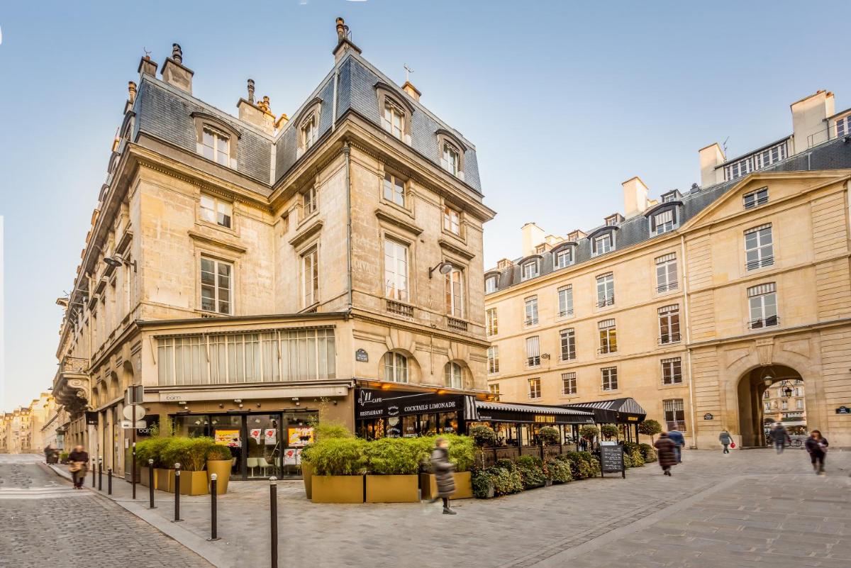 Luxury 6 Bedroom 5 bathroom Palace Apartment - Louvre View