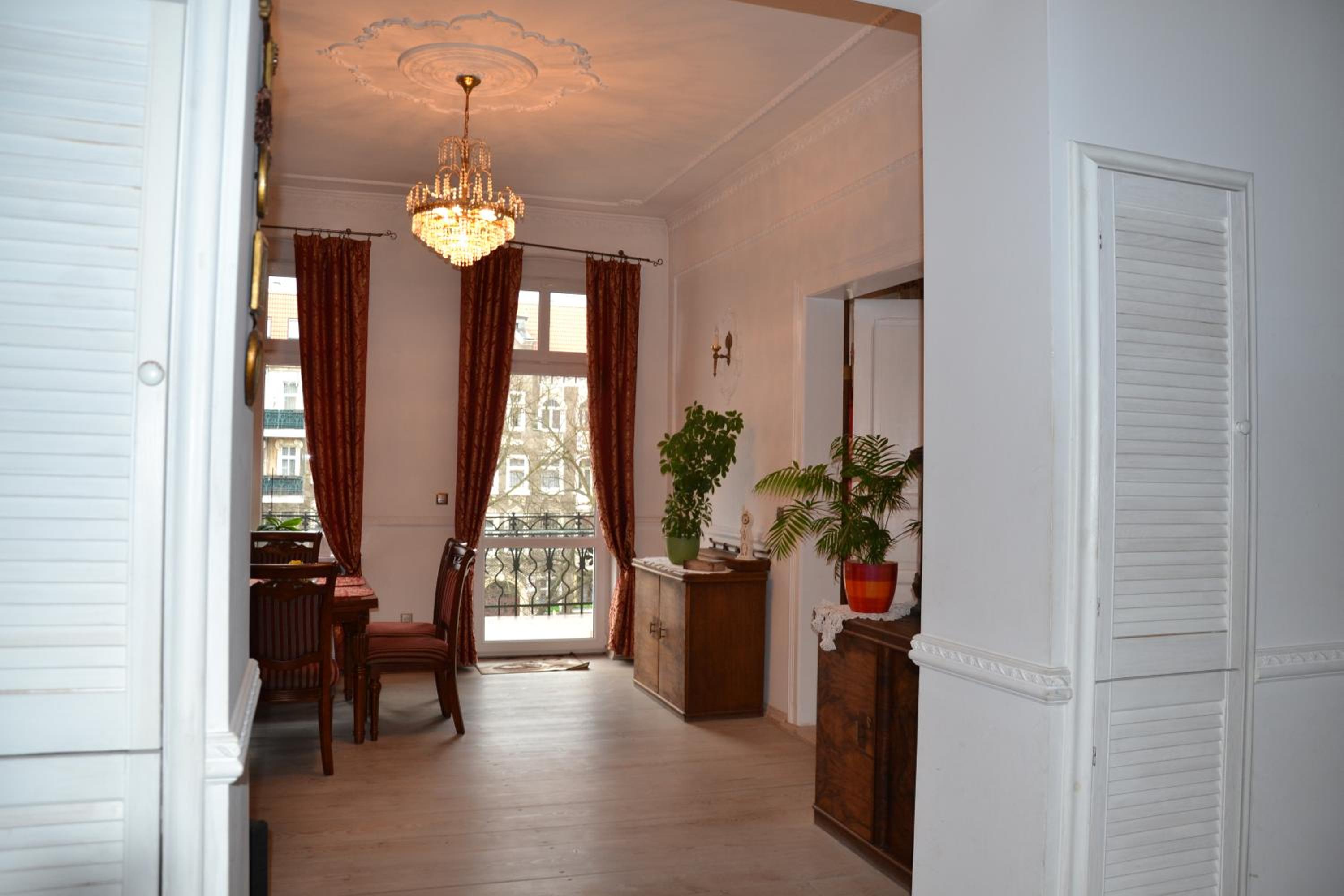 City center, sunny spacious luxury! view 4