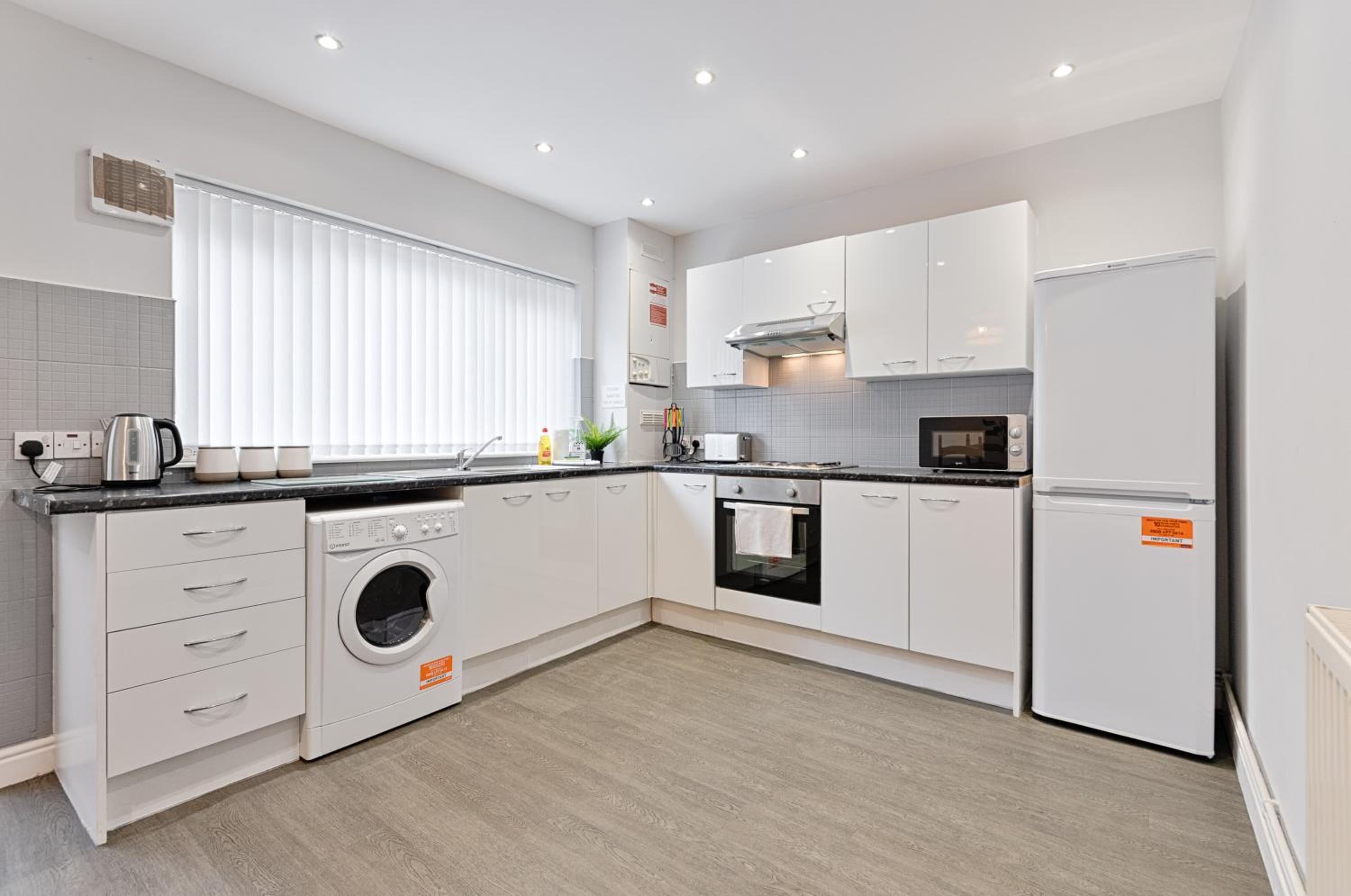 Contractor Base - 4 Beds - Dining - Wi-Fi view 3