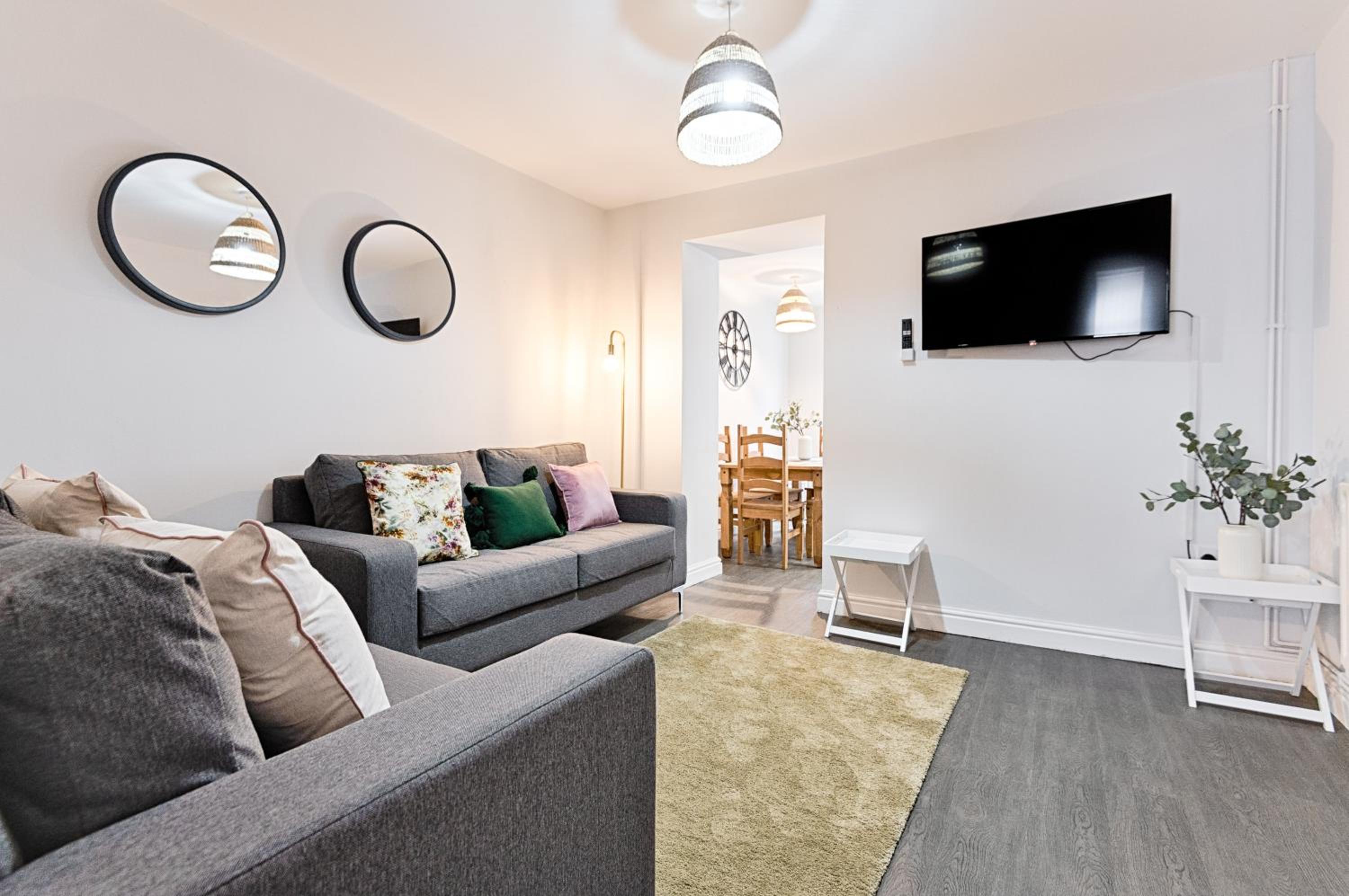 Contractor Base - 4 Beds - Dining - Wi-Fi view 5