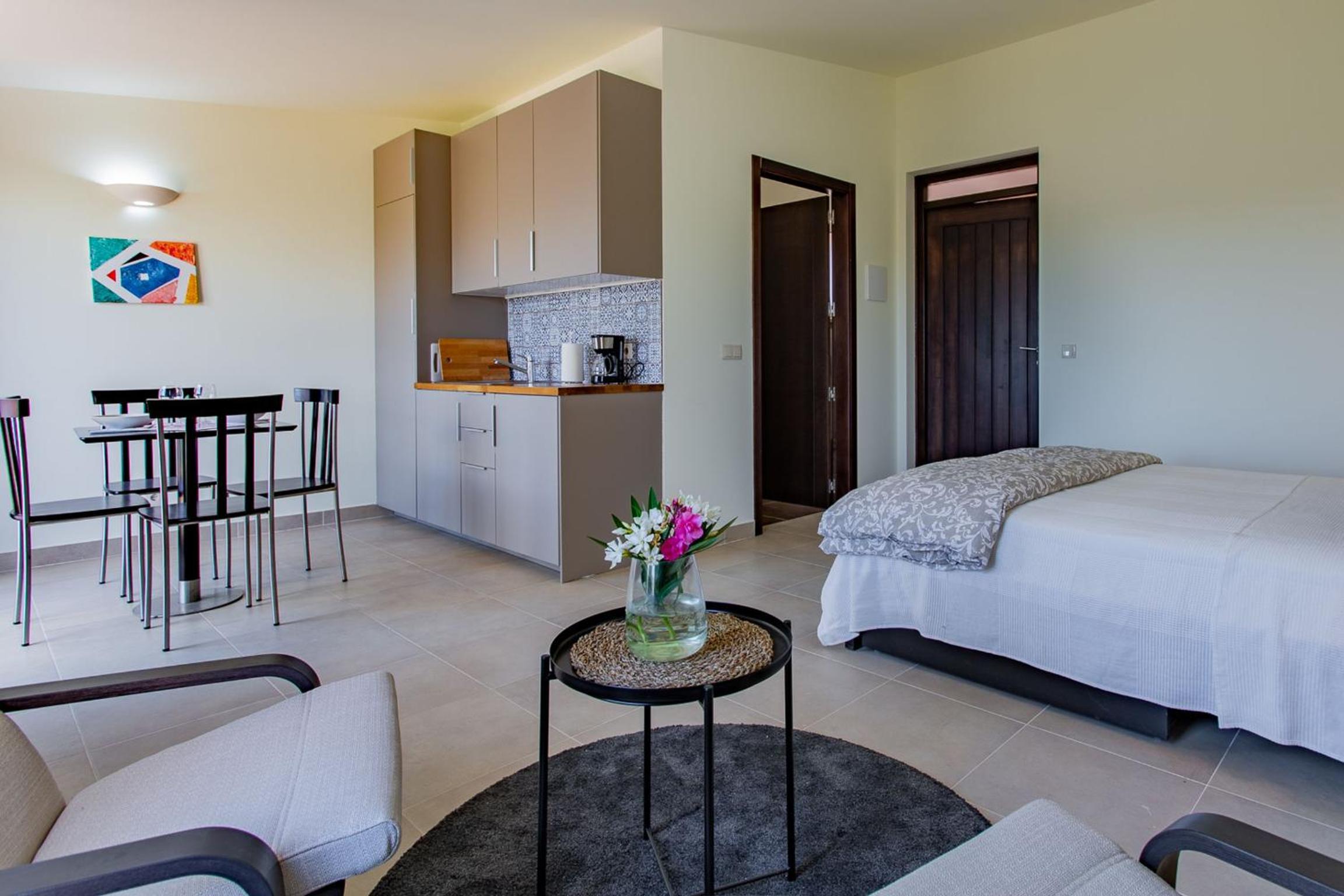 Corte Velada Guest House by LovelyStay view 3