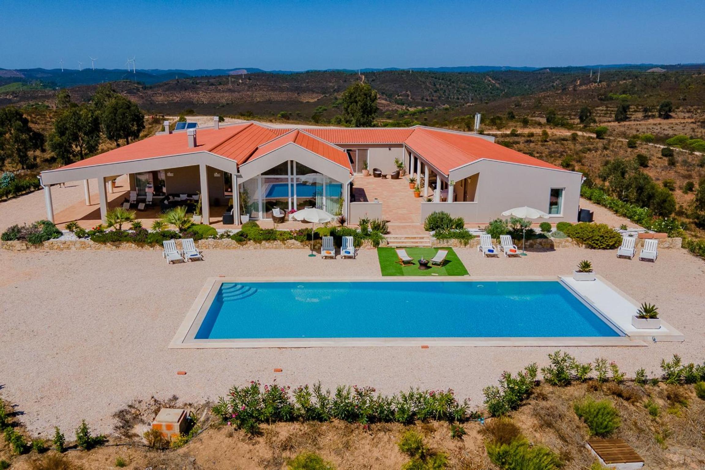 Corte Velada Guest House by LovelyStay view 2