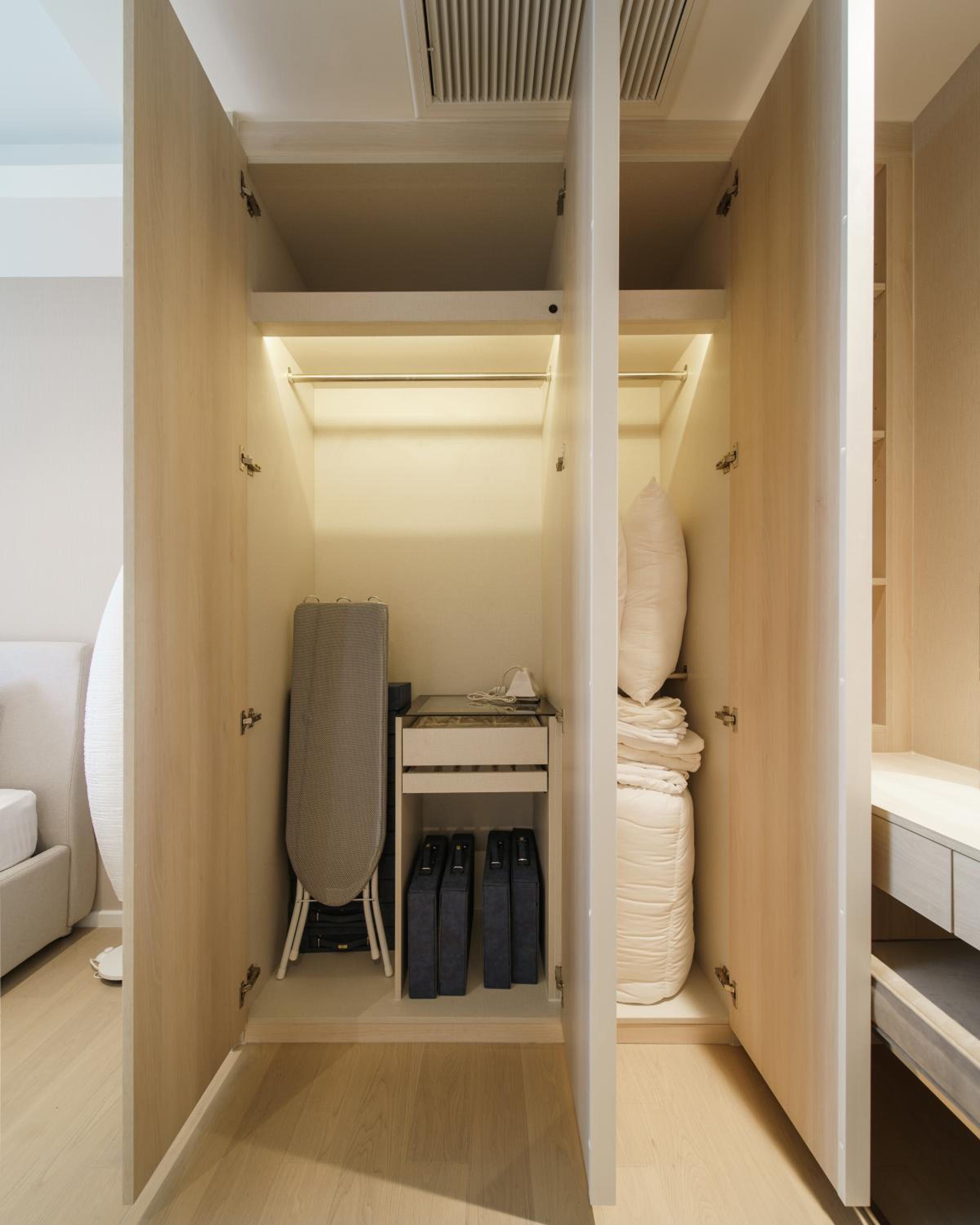 Sukhumvit 11#Luxury#Pool#Gym#BTS Nana&MRT Sukhumvit#1BR#Max4ppl