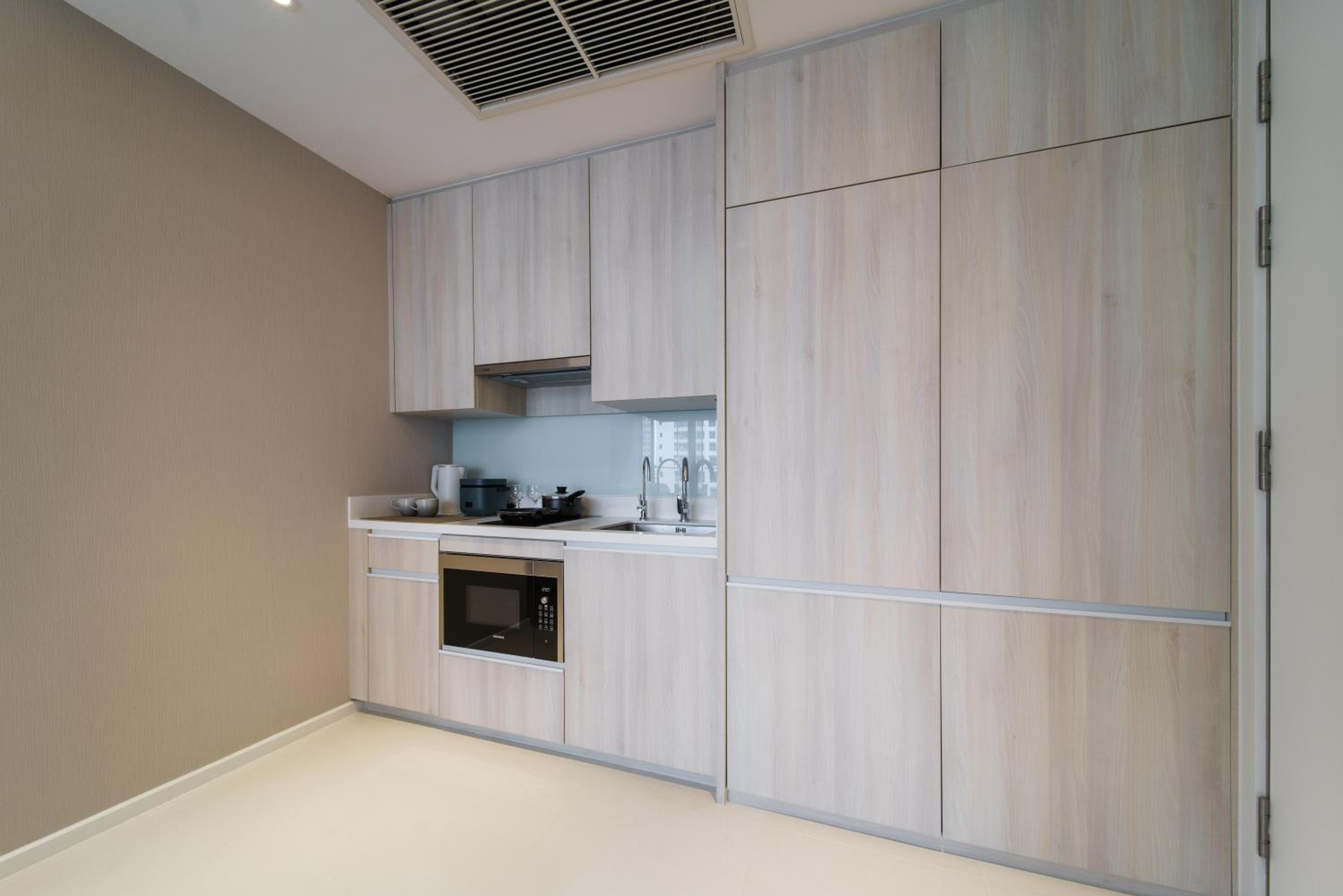 Sukhumvit 11#Luxury#Pool#Gym#BTS Nana&MRT Sukhumvit#1BR#Max4ppl