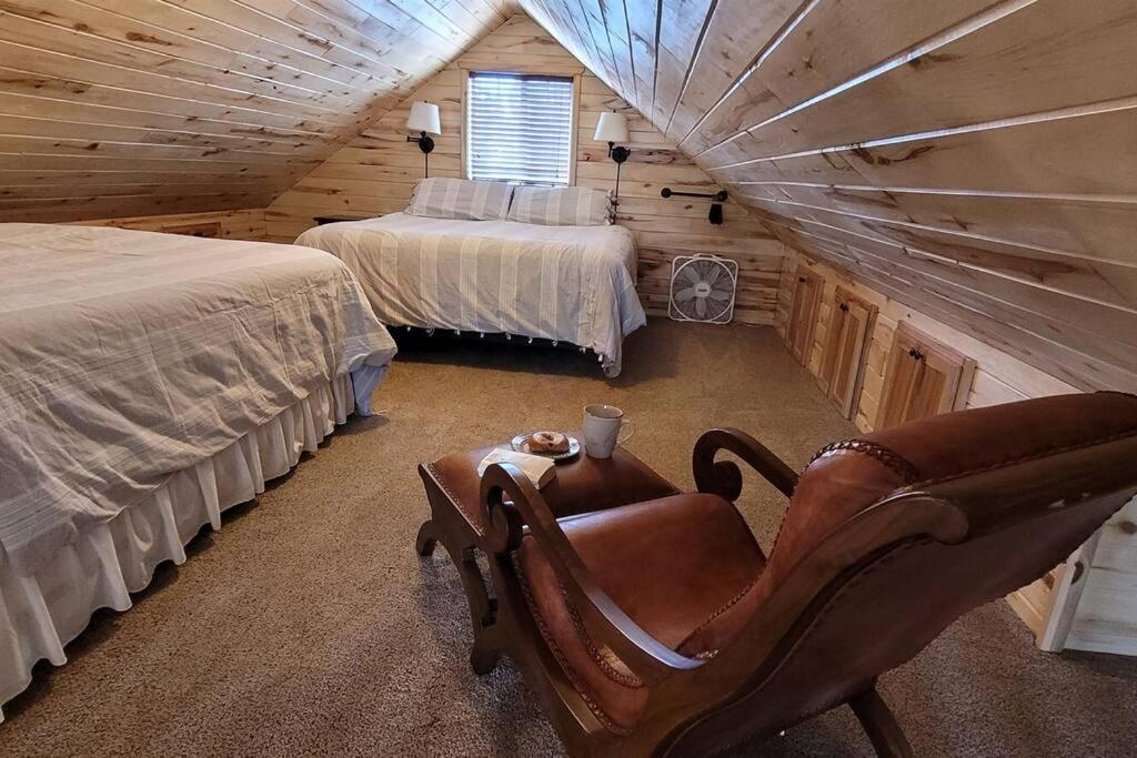 Log Cabin Zion Retreat. Walking distance to East Zion Trails