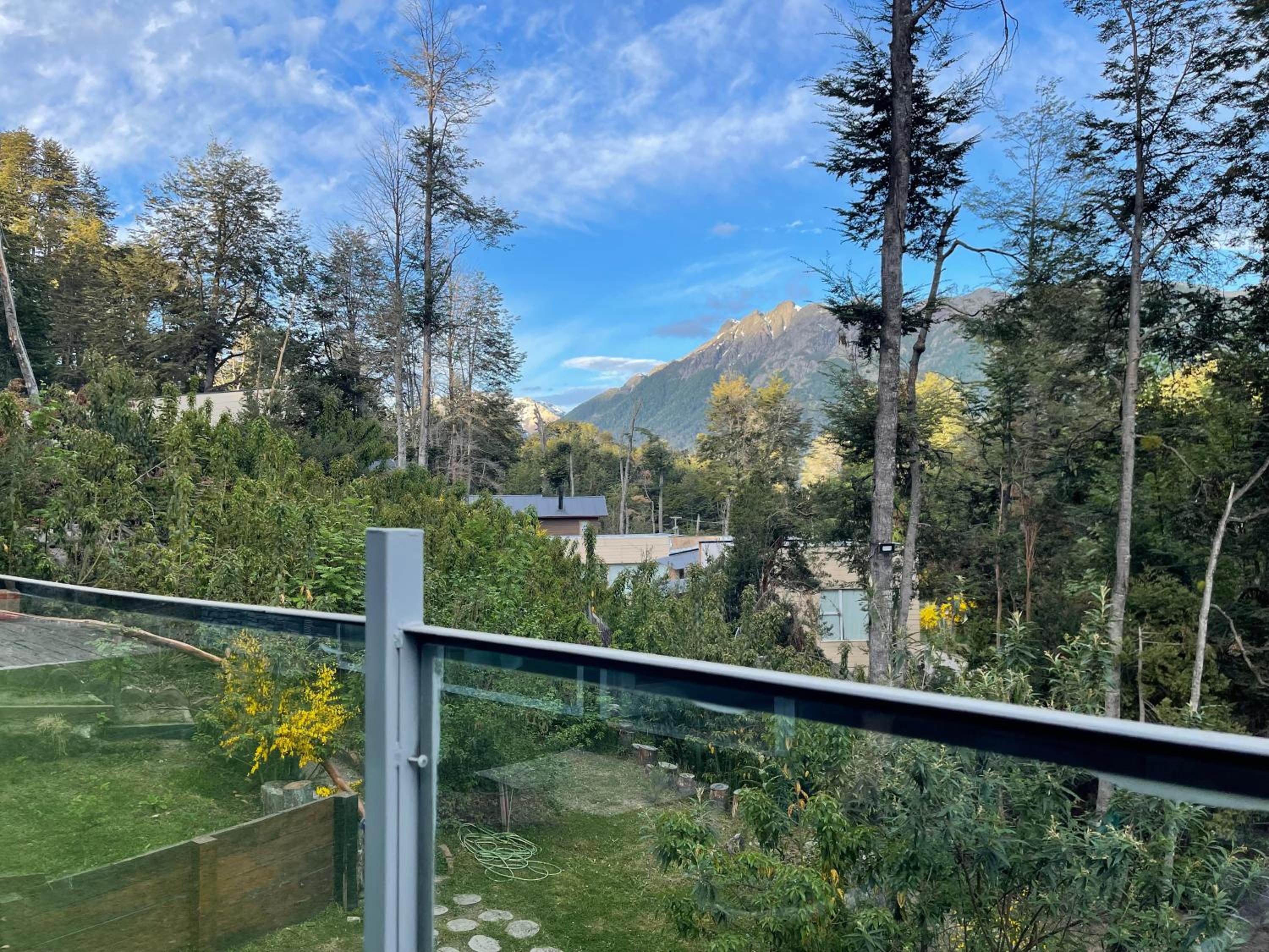 Casa moderna en el bosque y montaña