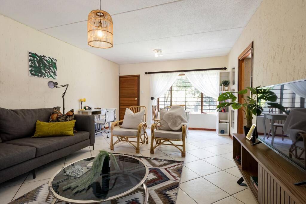 Kami kuKakho: Stunning, secure 2 bed apartment in Bryanston, Sandton