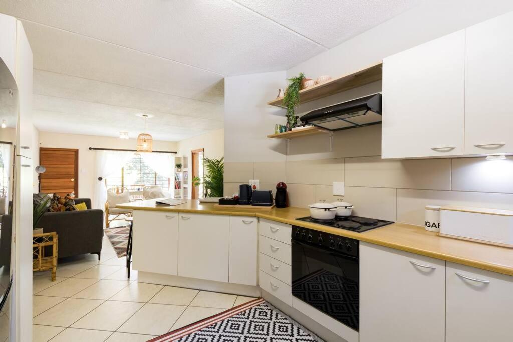 Kami kuKakho: Stunning, secure 2 bed apartment in Bryanston, Sandton
