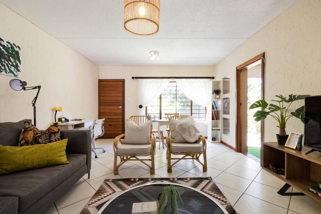 Kami kuKakho: Stunning, secure 2 bed apartment in Bryanston, Sandton