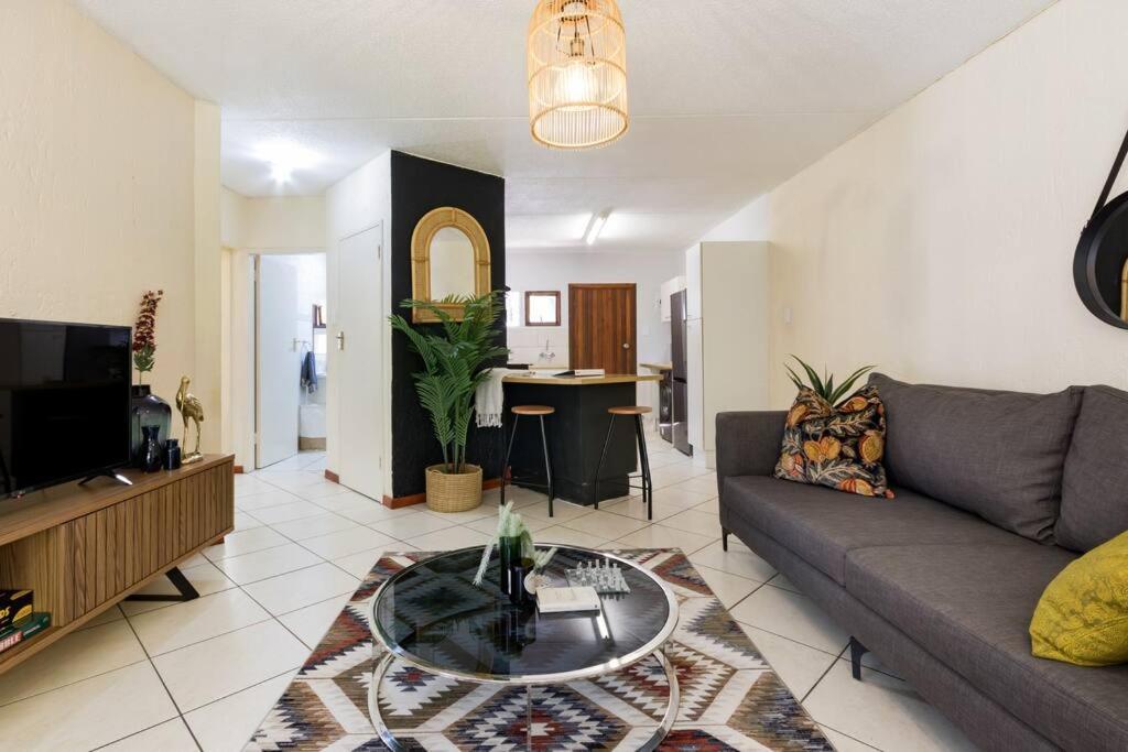 Kami kuKakho: Stunning, secure 2 bed apartment in Bryanston, Sandton
