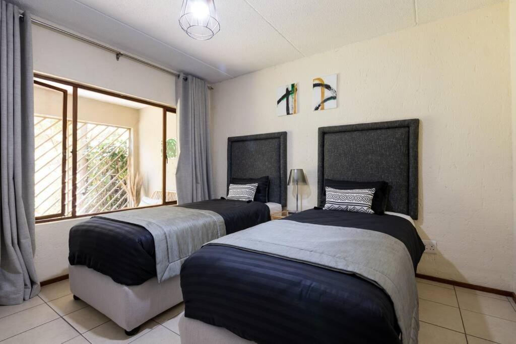 Kami kuKakho: Stunning, secure 2 bed apartment in Bryanston, Sandton