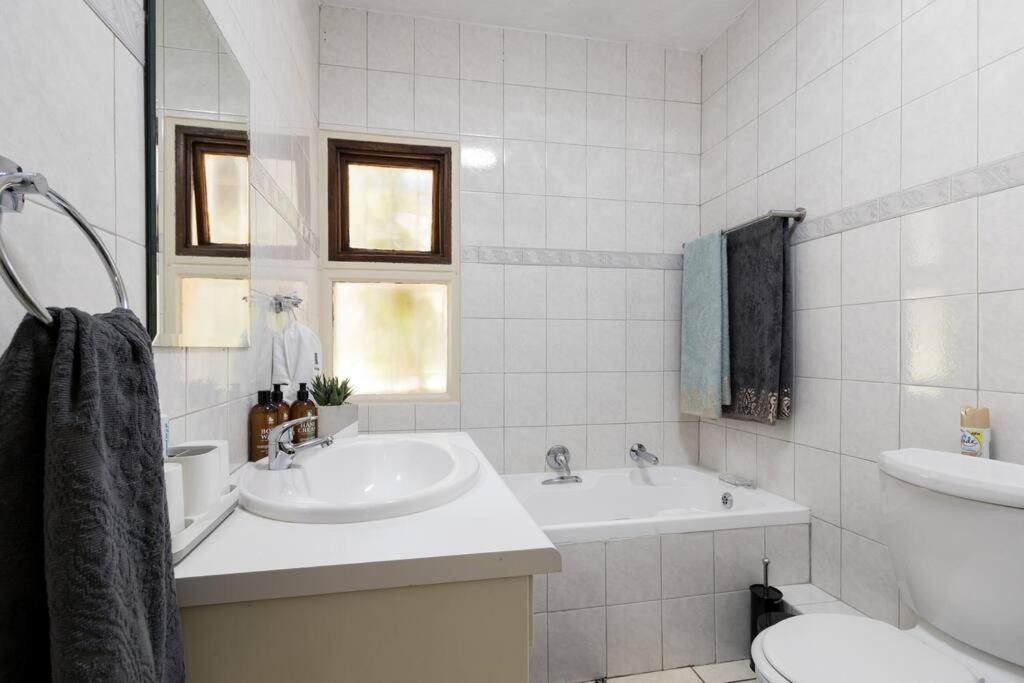 Kami kuKakho: Stunning, secure 2 bed apartment in Bryanston, Sandton