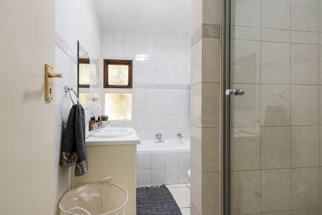 Kami kuKakho: Stunning, secure 2 bed apartment in Bryanston, Sandton