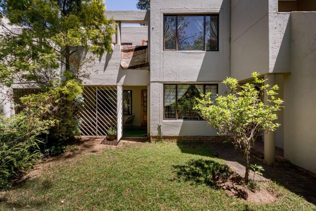 Kami kuKakho: Stunning, secure 2 bed apartment in Bryanston, Sandton