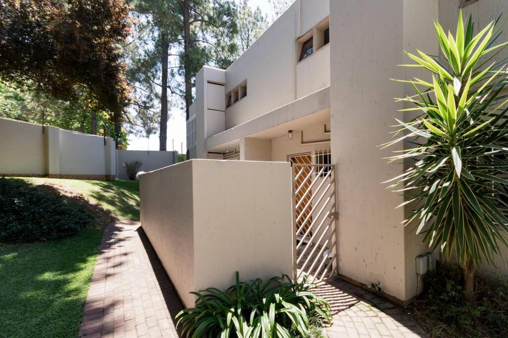 Kami kuKakho: Stunning, secure 2 bed apartment in Bryanston, Sandton