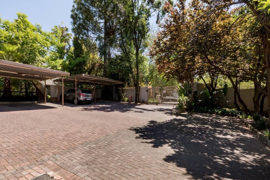 Kami kuKakho: Stunning, secure 2 bed apartment in Bryanston, Sandton