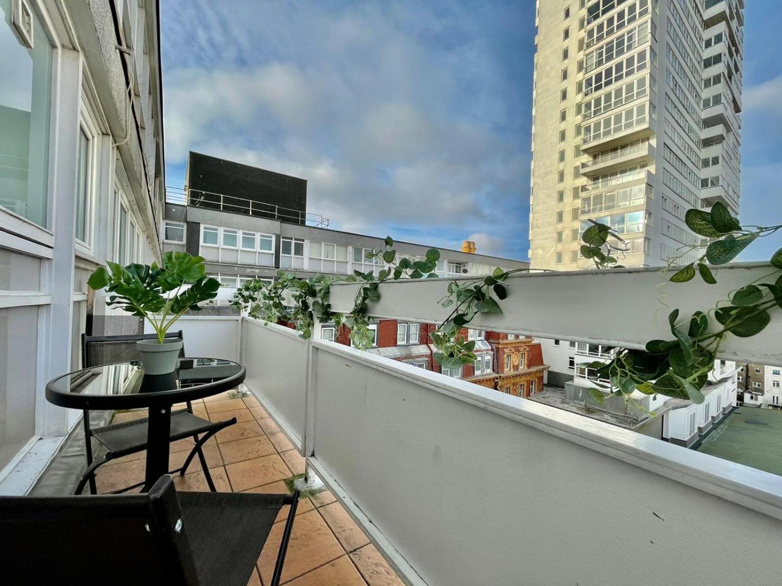 Luxury Beachfront Apartment Brighton Centre view 3