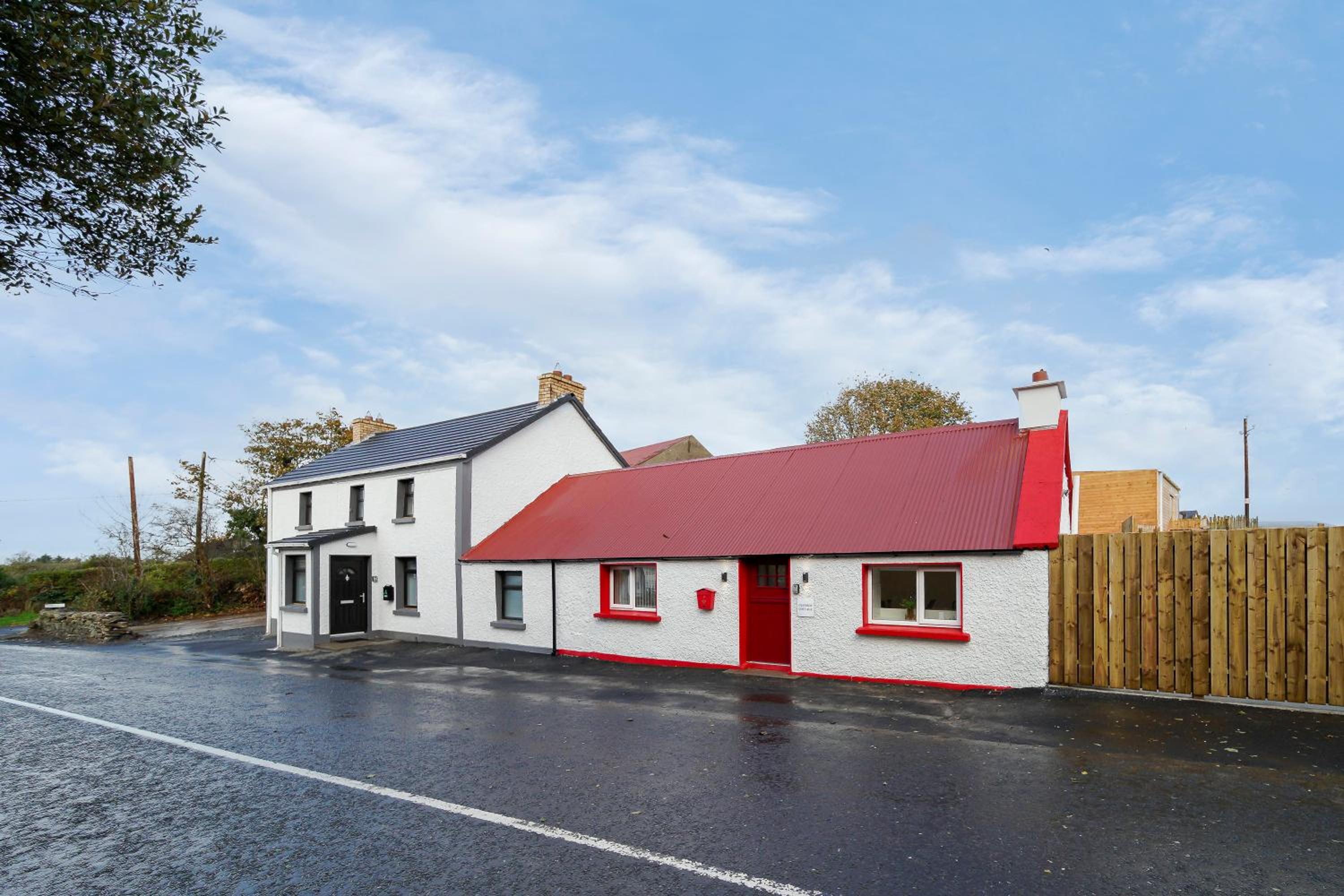 Hotel Glenside Abbey 'Sleeping 7 guests' - Image 1