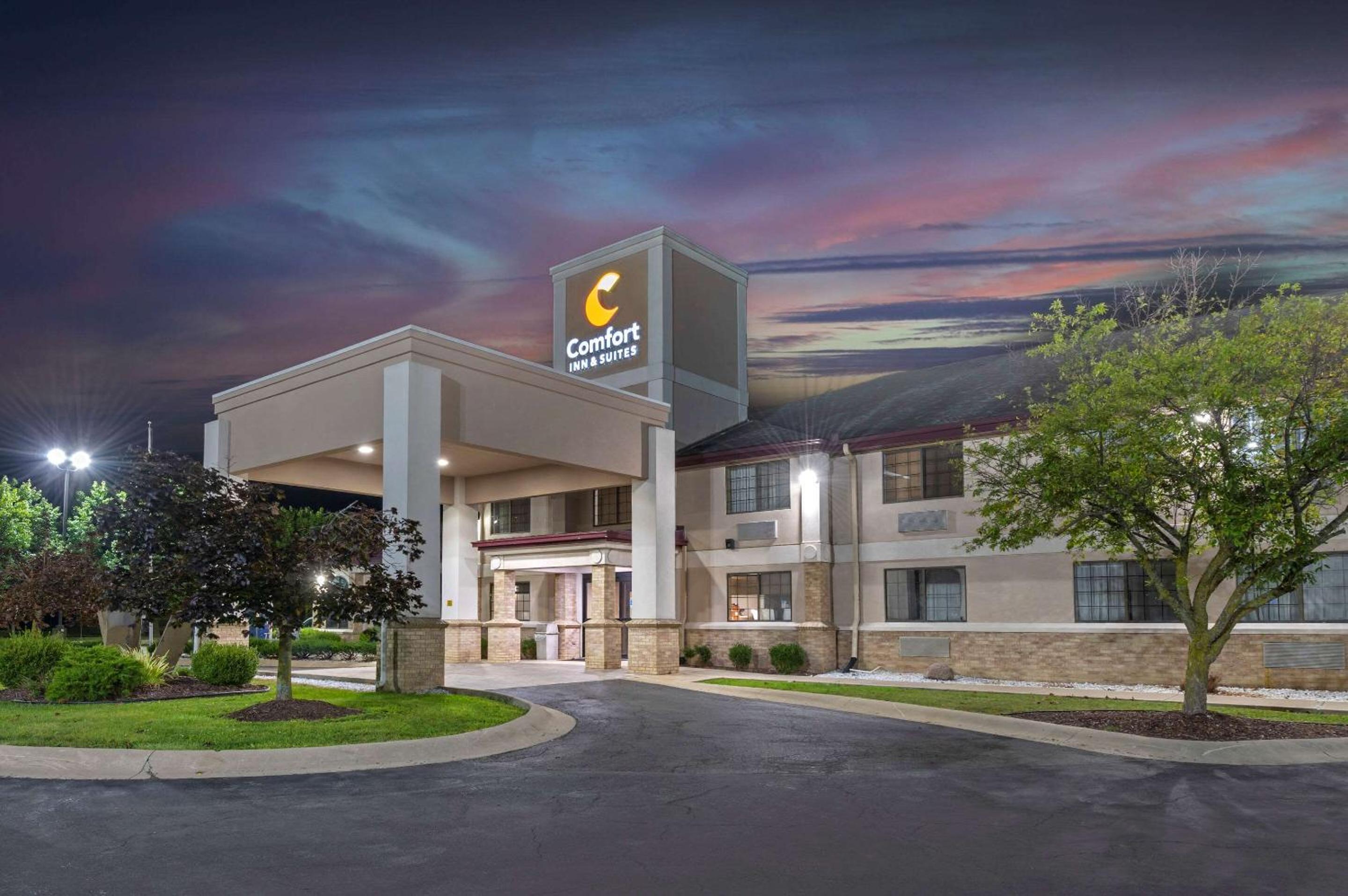 Comfort Inn & Suites Napoleon view 4
