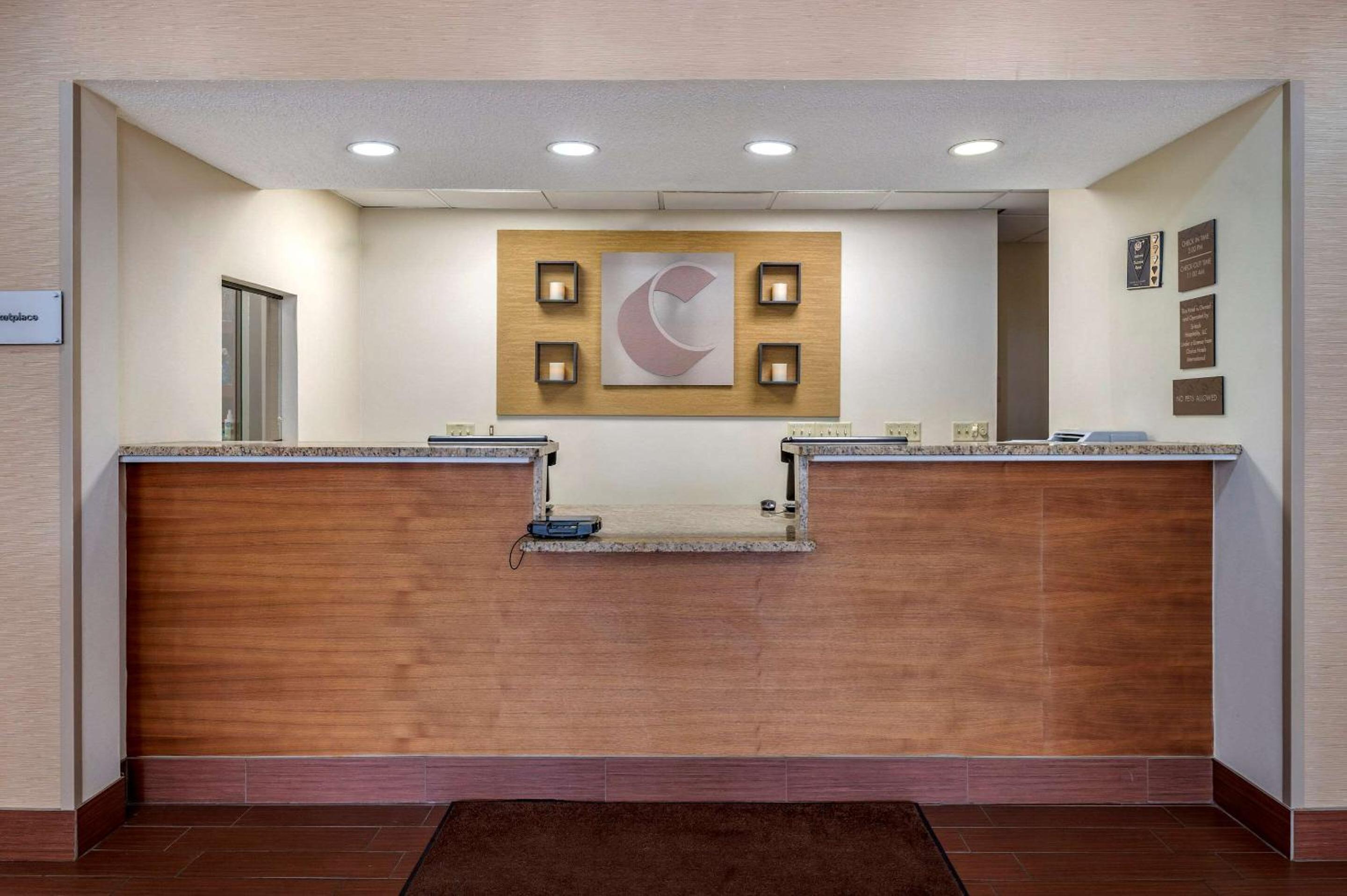 Comfort Suites Elkhart North view 3