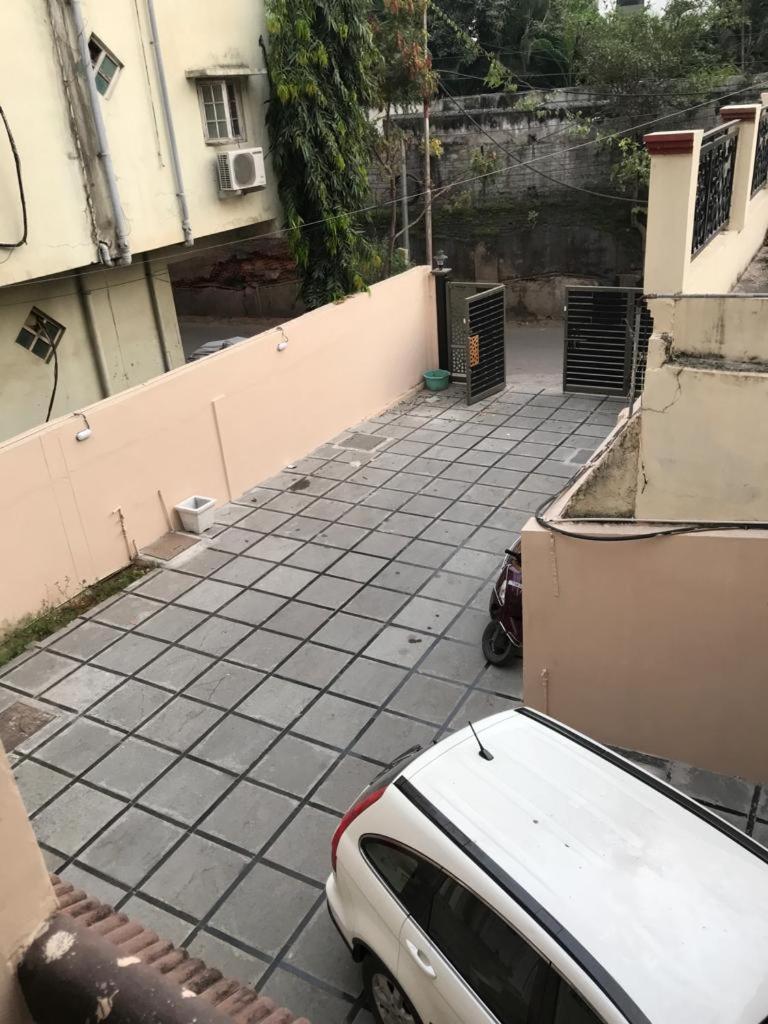 Visitors Lounge by MMG - 2&3BHK Furnished - Rd 12 Banjara Hills view 3