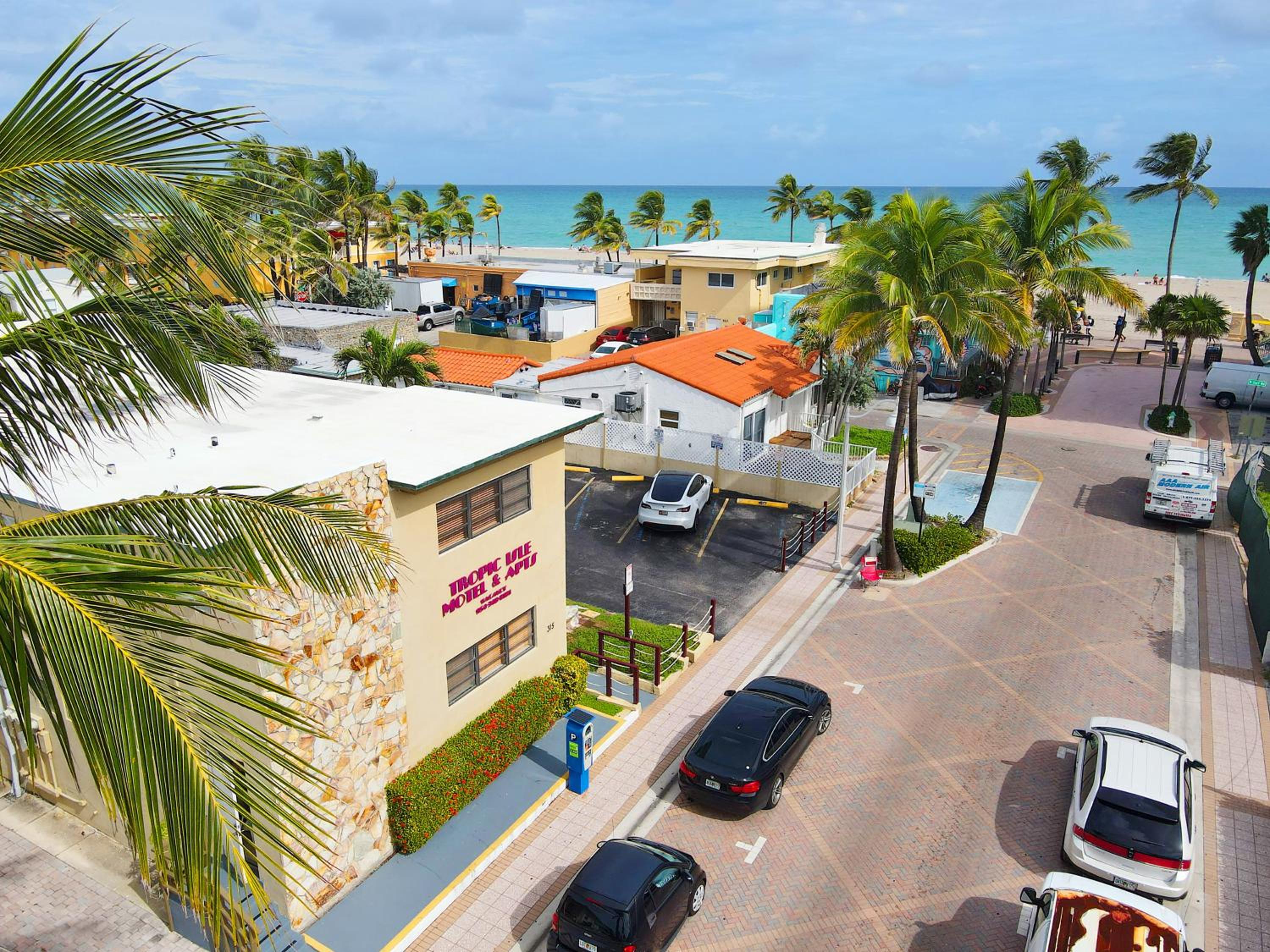 Tropic Isle Hotel & Apartment view 3